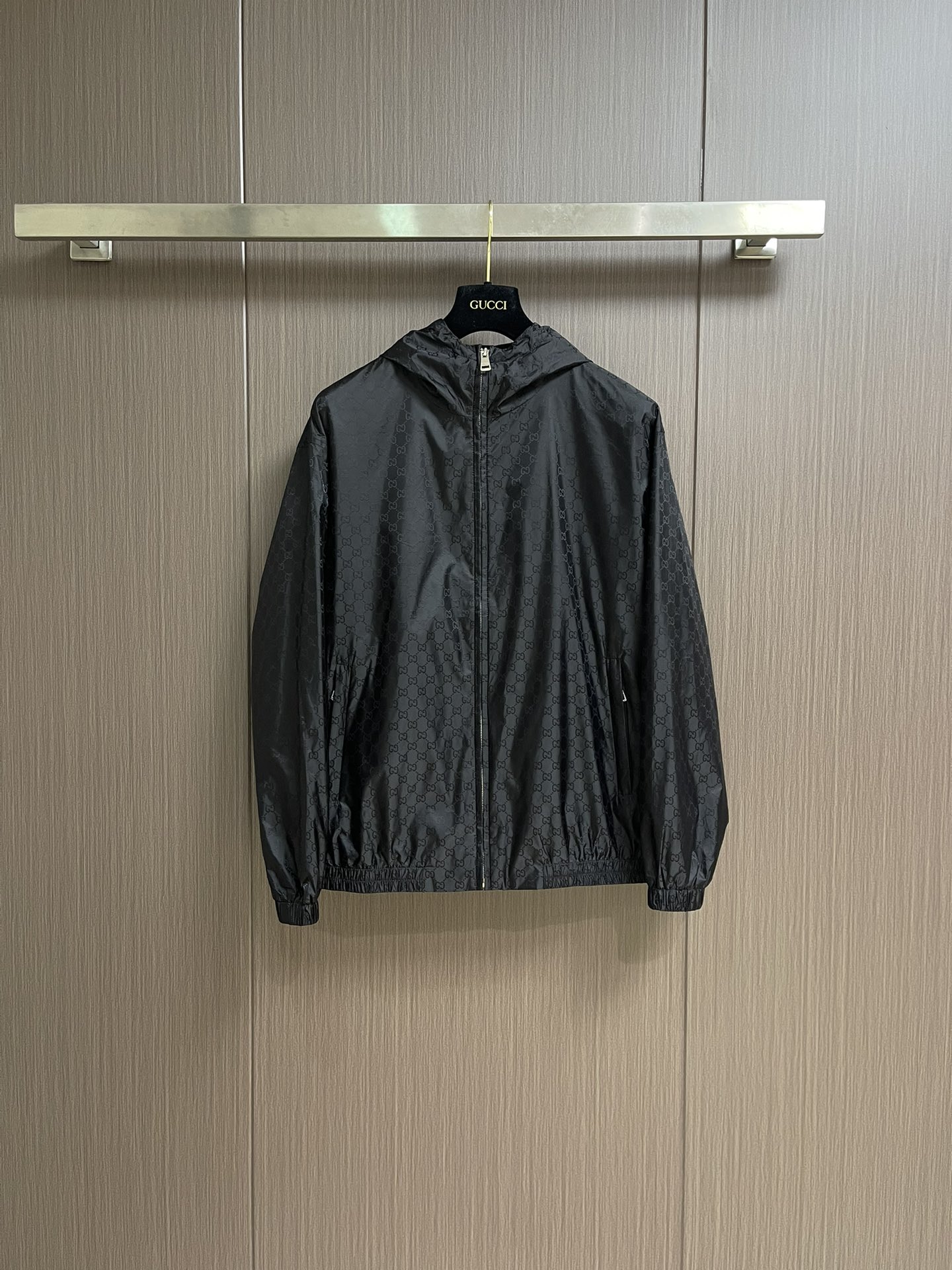 NO:516763,Gucci 2025FW early autumn new full-print jacquard hooded long-sleeved jacket jacket. The new jacket is ingeniously crafted by camel and dark brown, with the whole body embellishment and shredded to fully express the unique charm. Customized classic interlocking fabrics, and the double-sided design styles are different. Front zippered pockets, hooded design, casual style for men and women. Size 48-56, gucci, jackets & coats, jackets & coats, hats, alexander wang19860909Gucci 2025FW早秋新款满印提花连帽长袖夹克外套,新款夹克以驼色和深棕色匠心打造,通体缀饰切丝,尽释别致风韵.定制经典互扣面料,双面设计风格各异.正面拉链口袋,连帽设计,休闲版型男女同款 .尺码48-56,,gucci,jackets & coats,jackets & coats,hats,alexander wang,Men's clothing