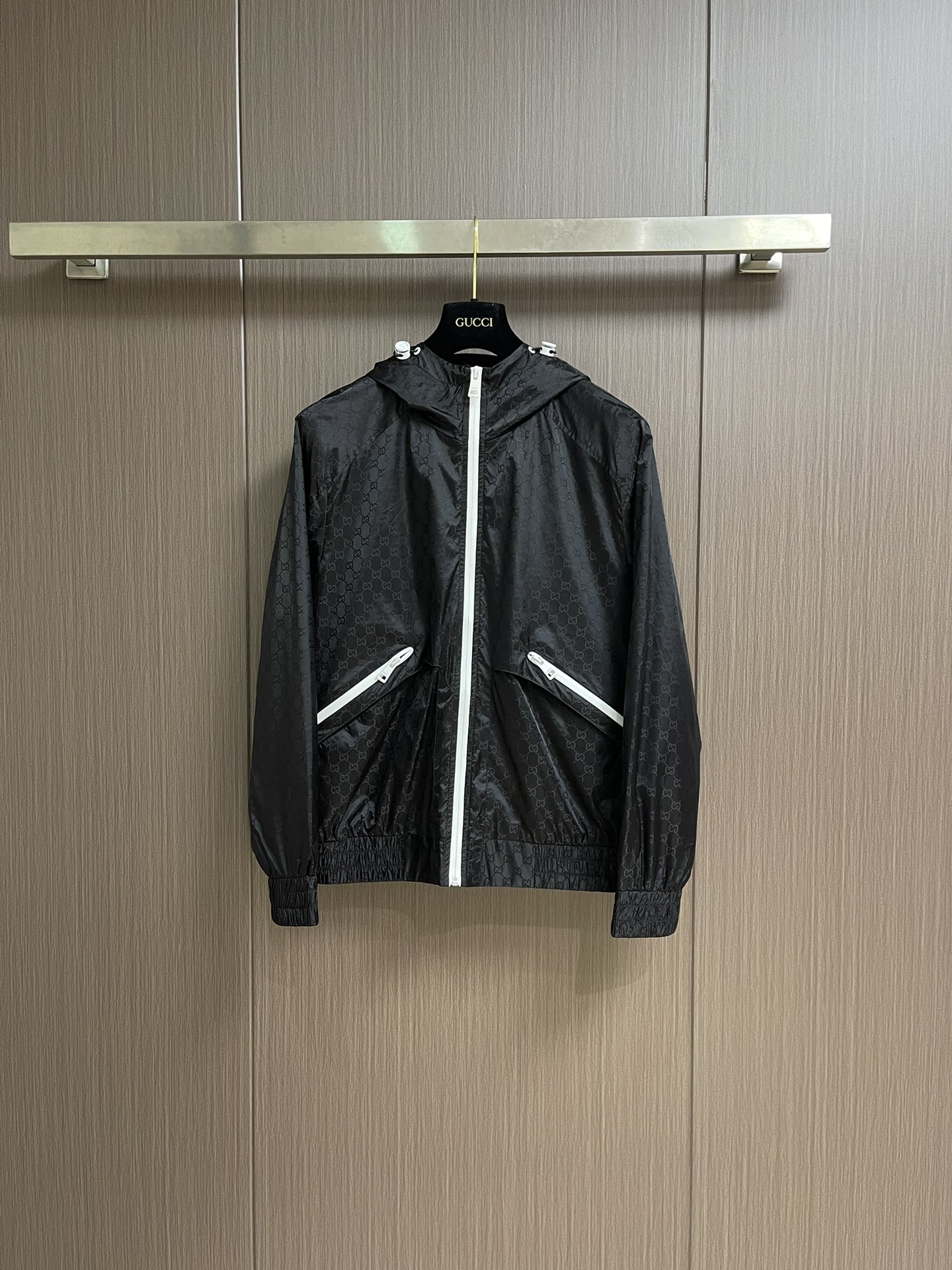 NO:516766,Gucci 2025FW early autumn new contrasting zipper full-print jacquard hooded long-sleeved jacket, craftsmanship, full embellishment and shredded, revealing the unique charm. Customized classic interlocking fabrics, double-sided design styles. Contrast color zipper pockets, hooded design, casual style for men and women. Size 48-56,,gucci,jackets & coats,jackets & coats,hats,alexander wang19860909Gucci 2025FW早秋新款撞色拉链满印提花连帽长袖夹克外套,匠心打造,通体缀饰切丝,尽释别致风韵.定制经典互扣面料,双面设计风格各异.撞色拉链口袋,连帽设计,休闲版型男女同款 .尺码48-56,,gucci,jackets & coats,jackets & coats,hats,alexander wang,Men's clothing