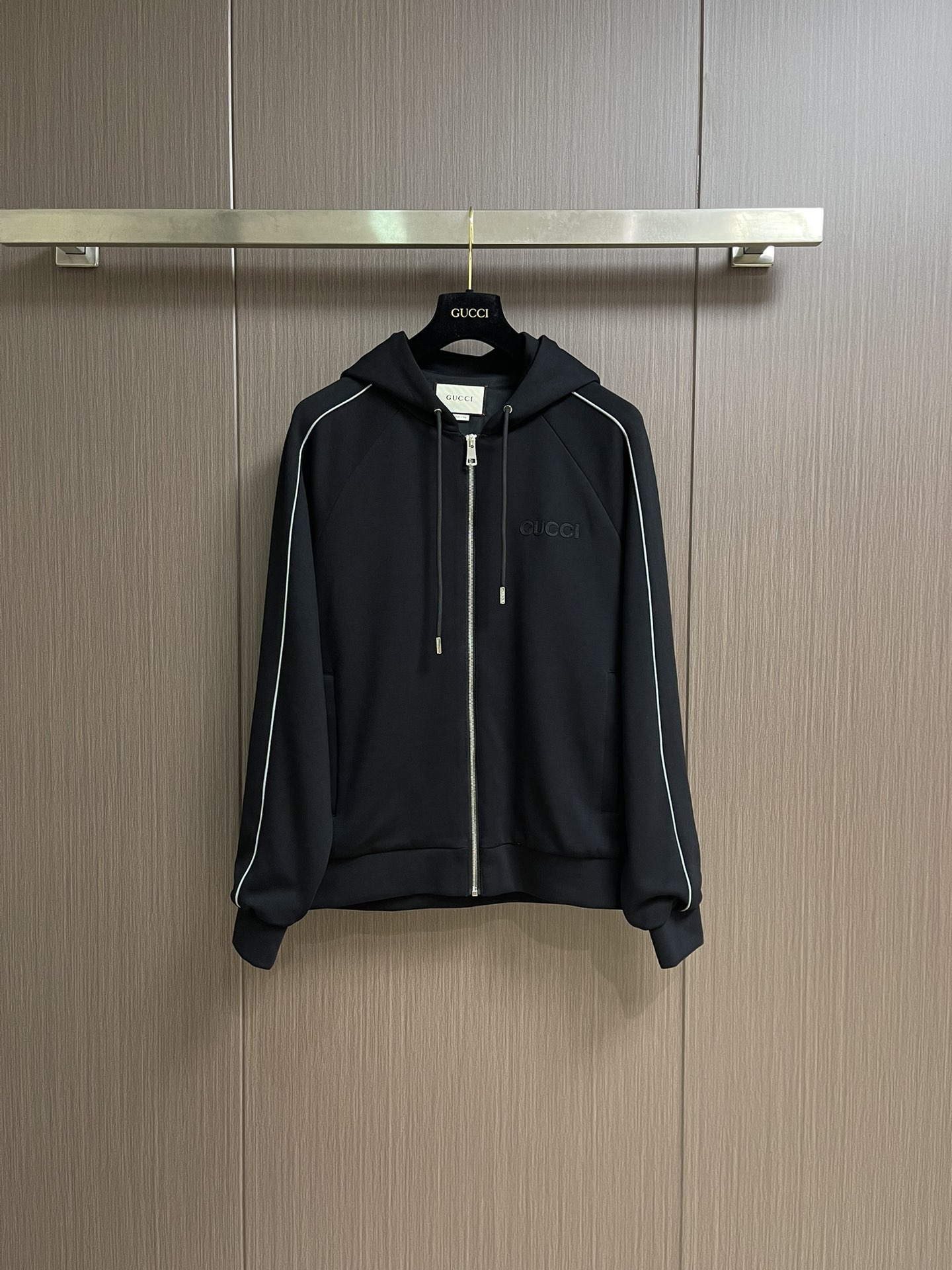 NO:516769,GUCCI 2025FW hooded zipper sweatshirt jacket, made of crisp cotton blended fabric, three-dimensional tailored with drawstring hooded design. The classic letter logo on the chest is embellished with white lines, combining sporty and high-end fashion. Size 48-56,,gucci,hoodie,sweatshirts,jackets & coats,hats,alexander wang19860909GUCCI 2025FW连帽拉链卫衣外套,采用挺括棉质混纺面料,立体剪裁搭配抽绳连帽设计.胸前经典字母logo标识,缀以白色线条,兼具运动感与高级时尚.尺码48-56,,gucci,hoodie,sweatshirts,jackets & coats,hats,alexander wang,Men's clothing