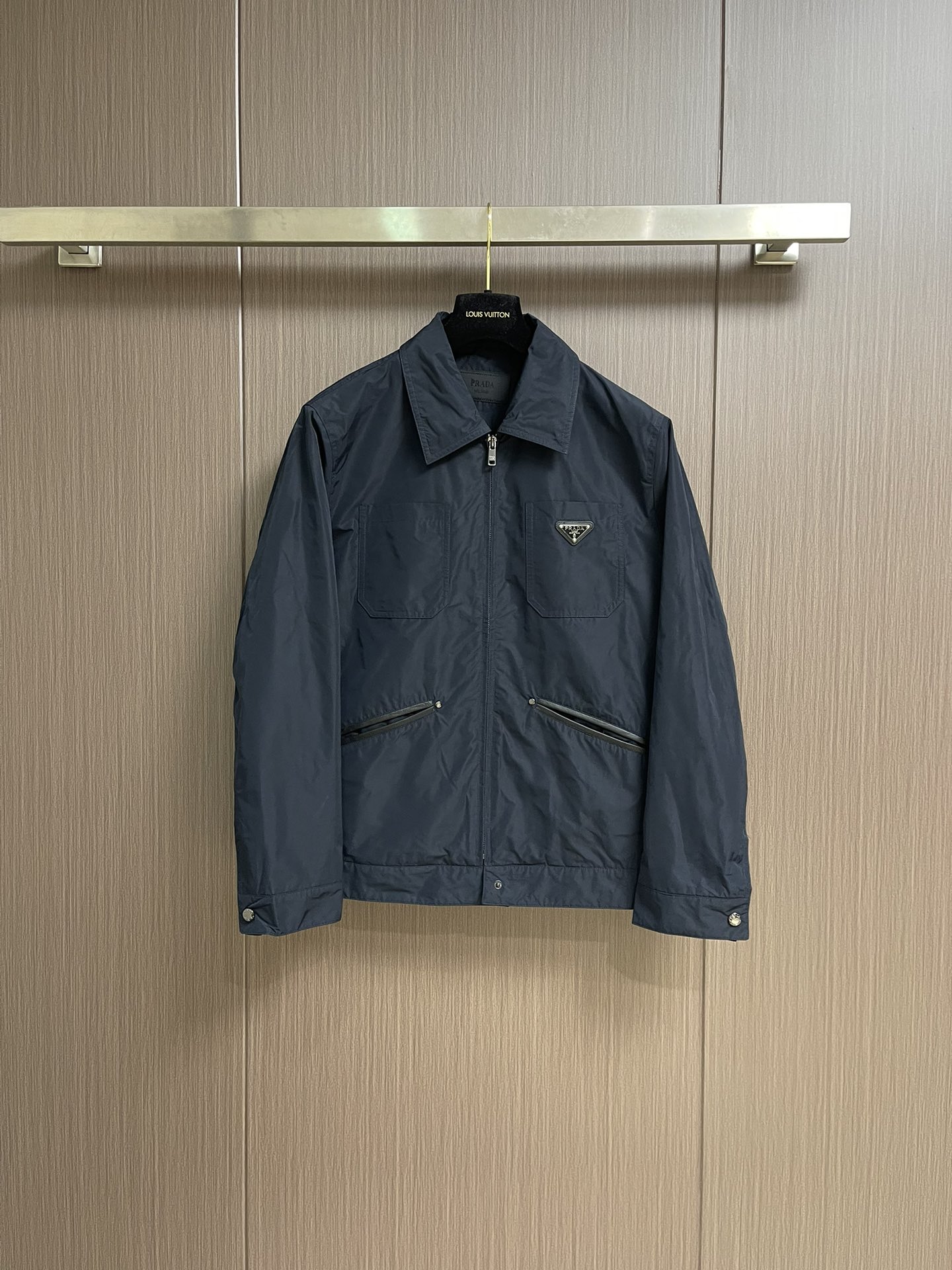 NO:516749,Prada 2025ss autumn and winter new jacket jacket, a perfect fusion of industrial aesthetics and Italian craftsmanship, uses high-density fabrics to show subtle color changes in the cold light. The iconic triangle logo is like a lighthouse in the dark night, with silver zippers scratching and quiet, and every stitching tells the paranoia of Milan Workshop. Adjustable cuffs and hem, seamlessly switching between business and casual modes. Size 48-56,,prada, jackets & coats, jackets & coats, alexander wang19860909Prada 2025ss秋冬新品夹克外套,工业美学与意式匠心的完美融合,选用高密度面料,在冷光下呈现微妙色阶变化.标志性三角徽标如暗夜灯塔,银色拉链划破沉寂,每一处缝线都在诉说米兰工坊的偏执.可调节袖口与下摆,在商务与休闲模式间无缝切换.尺码48-56,,prada,jackets & coats,jackets & coats,alexander wang,Men's clothing