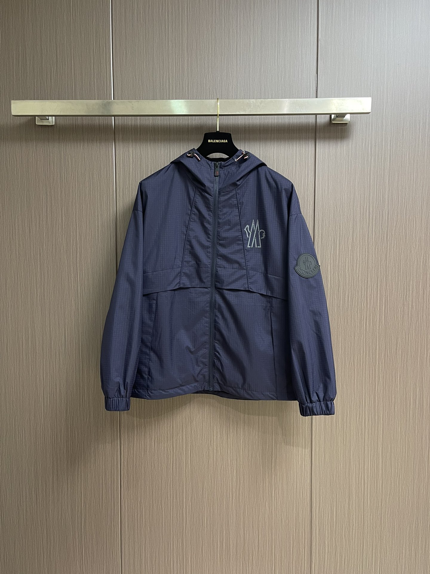 NO:516752,Moncler 2025ss autumn and winter co-branded jacket. It uses imported environmentally friendly fabrics, and the tear-proof performance is particularly obvious!  The jacket has a simple and elegant style, light and comfortable style, and the exquisite craftsmanship reflects the unique characteristics of the brand. The unique logo of the left shoulder brand is extremely recognizable!  The elastic and tight sleeves are tight and the windproof effect is maximized!  Zippers are also exclusively customized high-quality metal zippers, simple and atmospheric, and both outdoor leisure. Size 48-56,, jackets & coats, jackets & coats, alexander wang19860909Moncler 2025ss秋冬款联名夹克外套.采用进口环保面料,防撕裂性能效果尤为明显！夹克版型简约大气,轻便舒适,处处精悍的工艺体现品牌独有的特点,左肩品牌独有logo,辨识度极高！松紧收口袖子,严丝合缝的防风效果做到极致！拉链也是独家定制而成的高质感金属拉链,简约大气,户外休闲兼备.尺码48-56,,jackets & coats,jackets & coats,alexander wang,Men's clothing