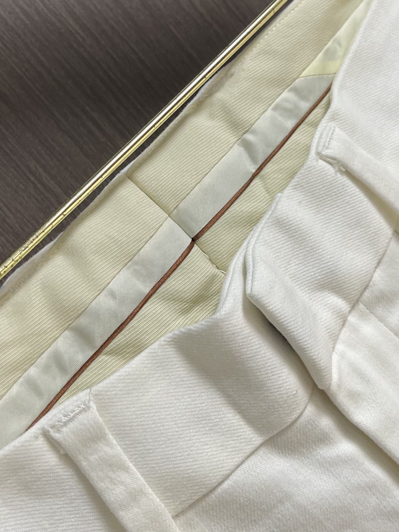 
Zegna 2025SS新款棉质工装长裤，这款从硬朗利落的实穿长裤中汲取灵感，采用宽松版型设计，尽展不