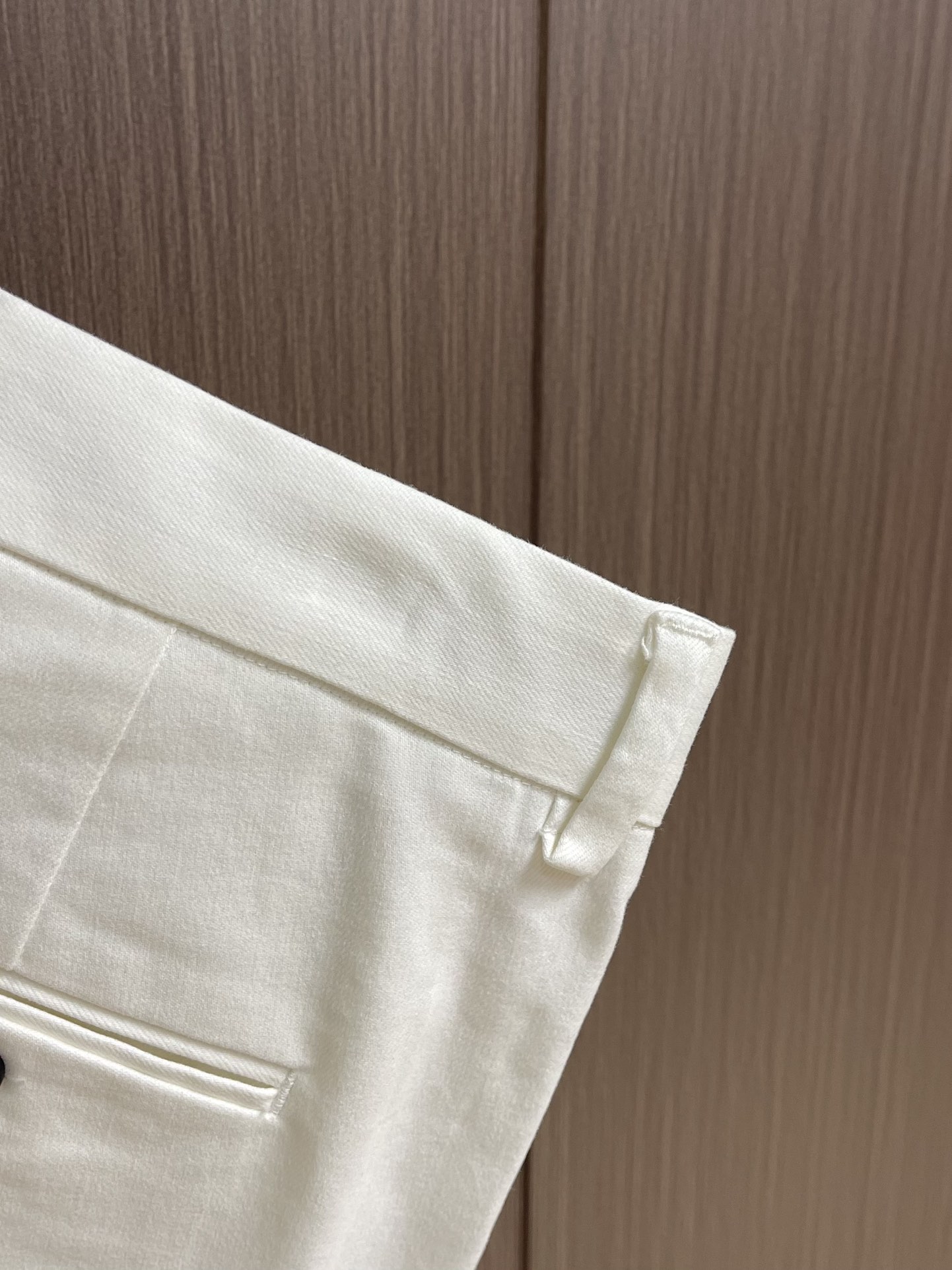 
Zegna 2025SS新款棉质工装长裤，这款从硬朗利落的实穿长裤中汲取灵感，采用宽松版型设计，尽展不