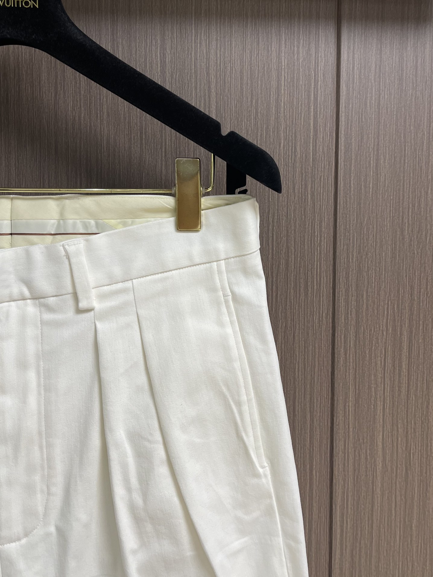 
Zegna 2025SS新款棉质工装长裤，这款从硬朗利落的实穿长裤中汲取灵感，采用宽松版型设计，尽展不