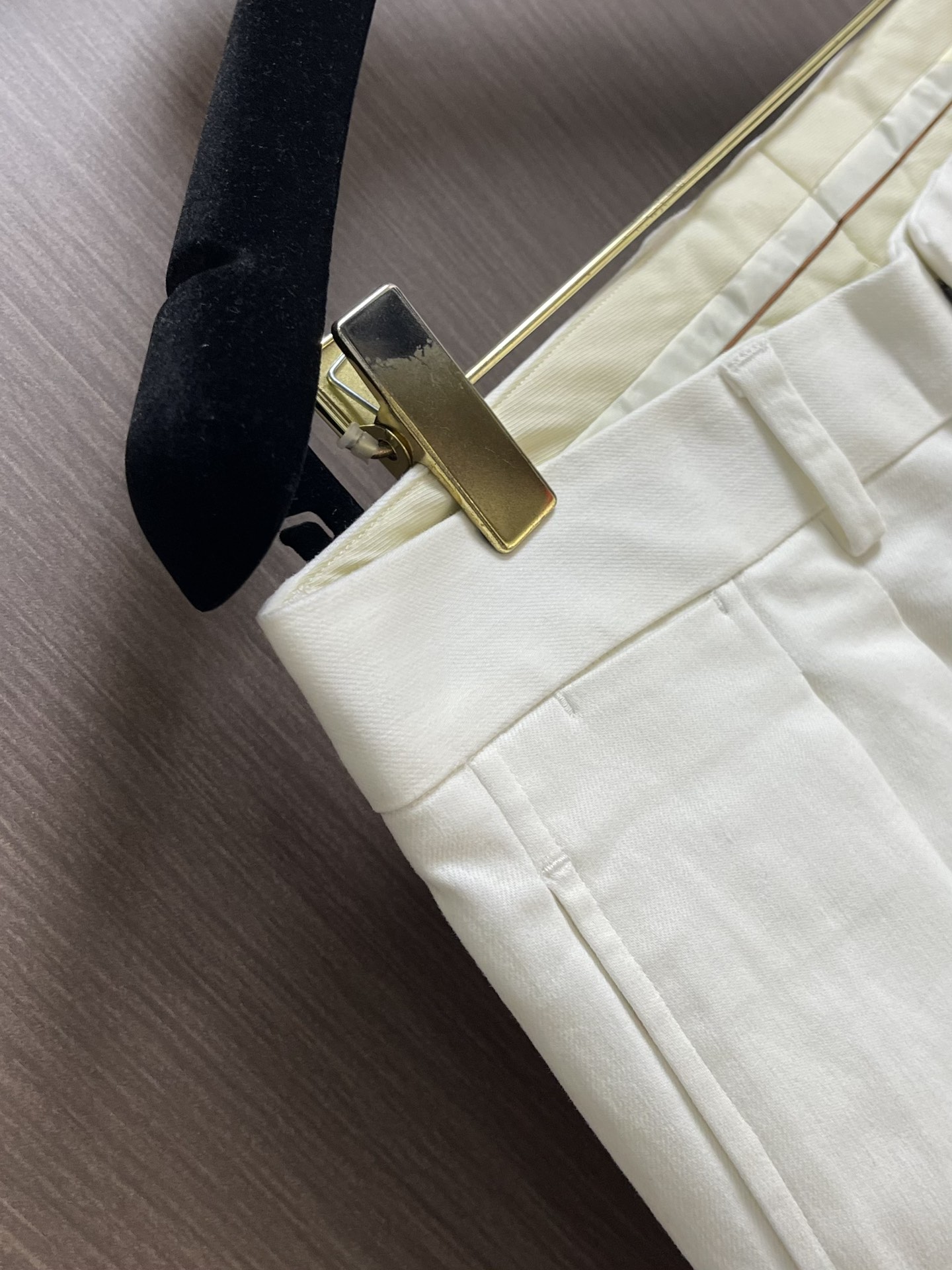 
Zegna 2025SS新款棉质工装长裤，这款从硬朗利落的实穿长裤中汲取灵感，采用宽松版型设计，尽展不