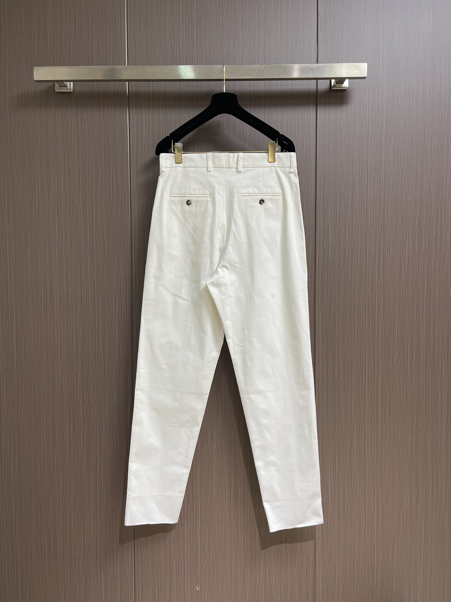 
Zegna 2025SS新款棉质工装长裤，这款从硬朗利落的实穿长裤中汲取灵感，采用宽松版型设计，尽展不