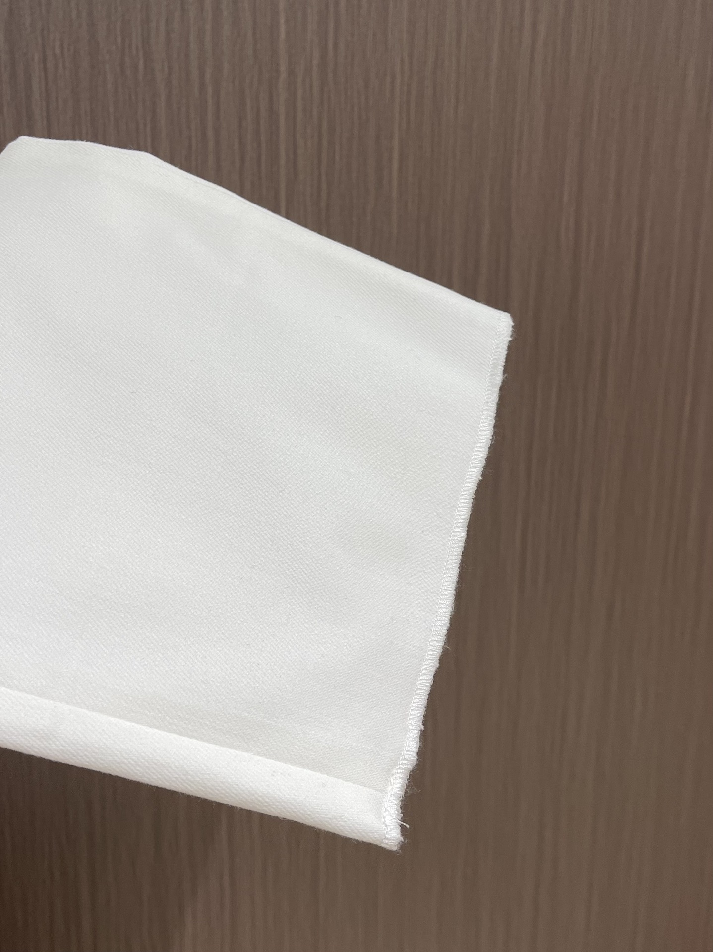 
Zegna 2025SS新款棉质工装长裤，这款从硬朗利落的实穿长裤中汲取灵感，采用宽松版型设计，尽展不