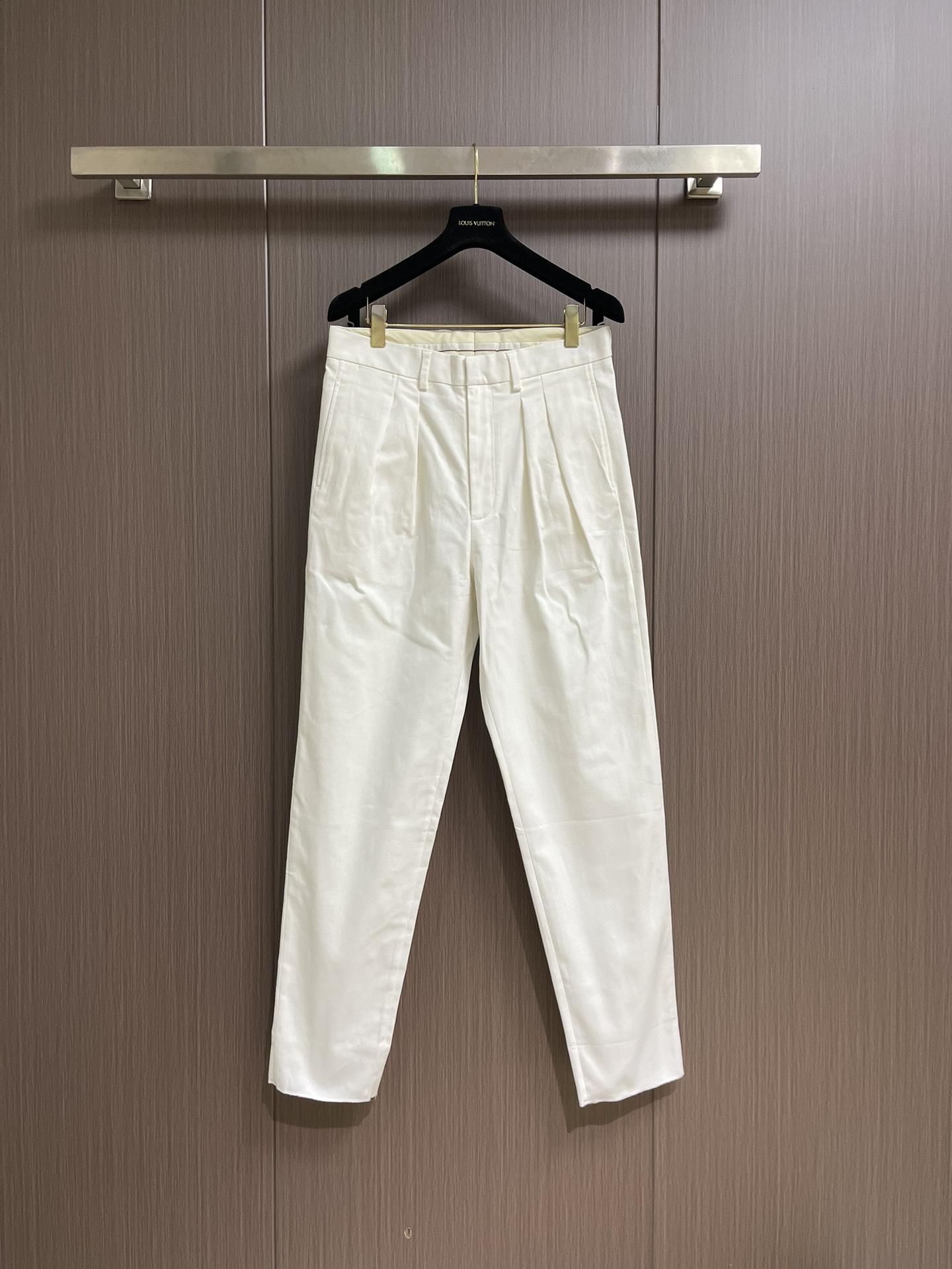 NO:514176,Zegna SS's new cotton work trousers, this style draws inspiration from tough and neat practical trousers, adopts a loose fit design to show its extraordinary fashion attitude. It uses a soft natural material blend fabric to create a new practical trousers, while the front folding design easily highlights the neat and casual work style. It is matched with side seam pockets to make the overall appearance more exquisite. Highly recommended!  Size 48-54, alexander wang19860909Zegna SS新款棉质工装长裤,这款从硬朗利落的实穿长裤中汲取灵感,采用宽松版型设计,尽展不凡时尚态度.采用质地柔软的天然材质混纺面料,造就焕然一新的实穿长裤,而正面叠褶设计则轻松凸显利落率性的工装风格.搭配侧缝口袋,令整体外观更显考究.强烈推荐！尺码48-54,,alexander wang,Men's clothing