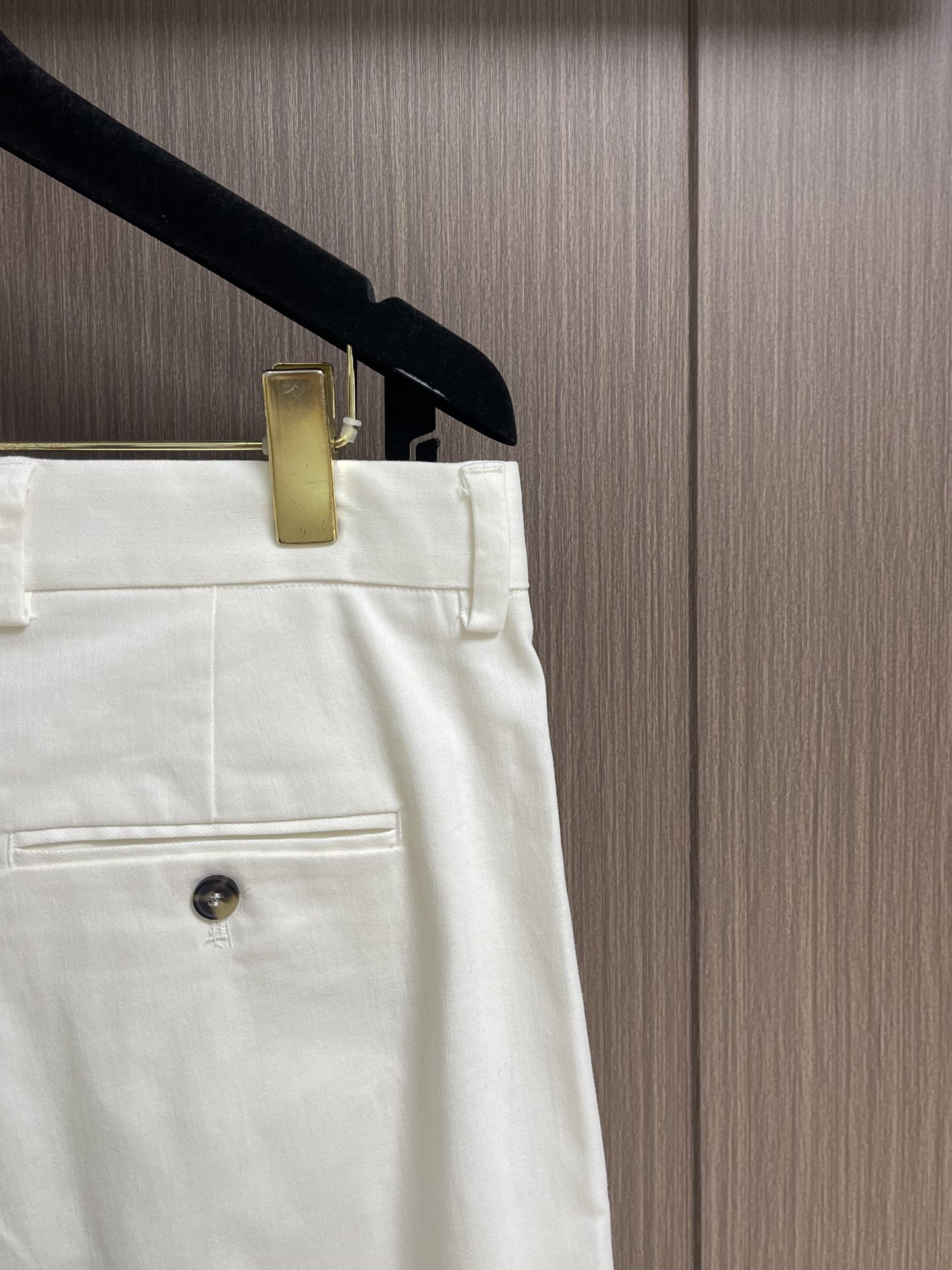 
Zegna 2025SS新款棉质工装长裤，这款从硬朗利落的实穿长裤中汲取灵感，采用宽松版型设计，尽展不