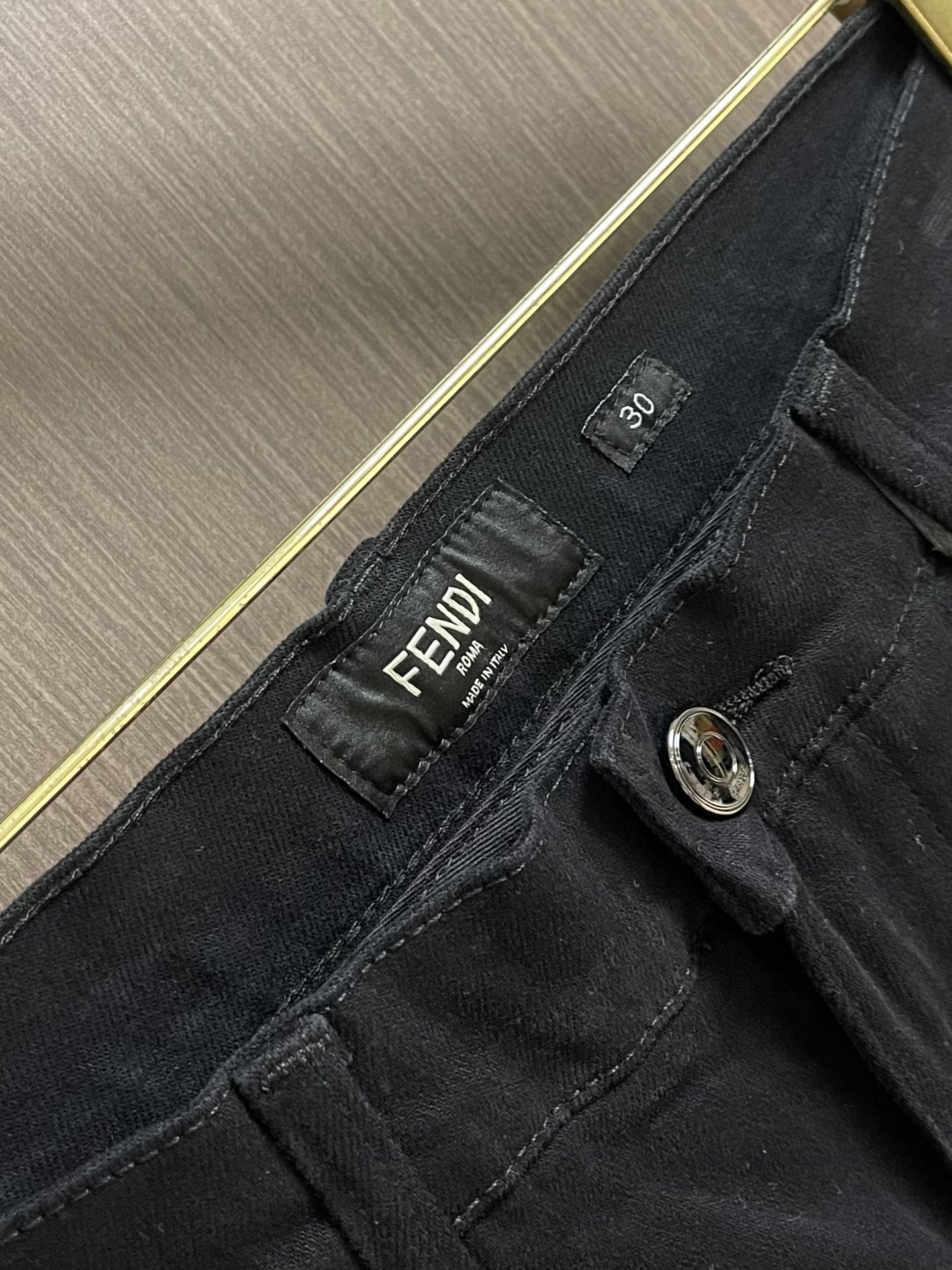 
Fendi 新款卷边牛仔裤，订制进口丹宁布料，质感卓然。经典五袋设计，后袋刺绣 logo标识设计，原厂