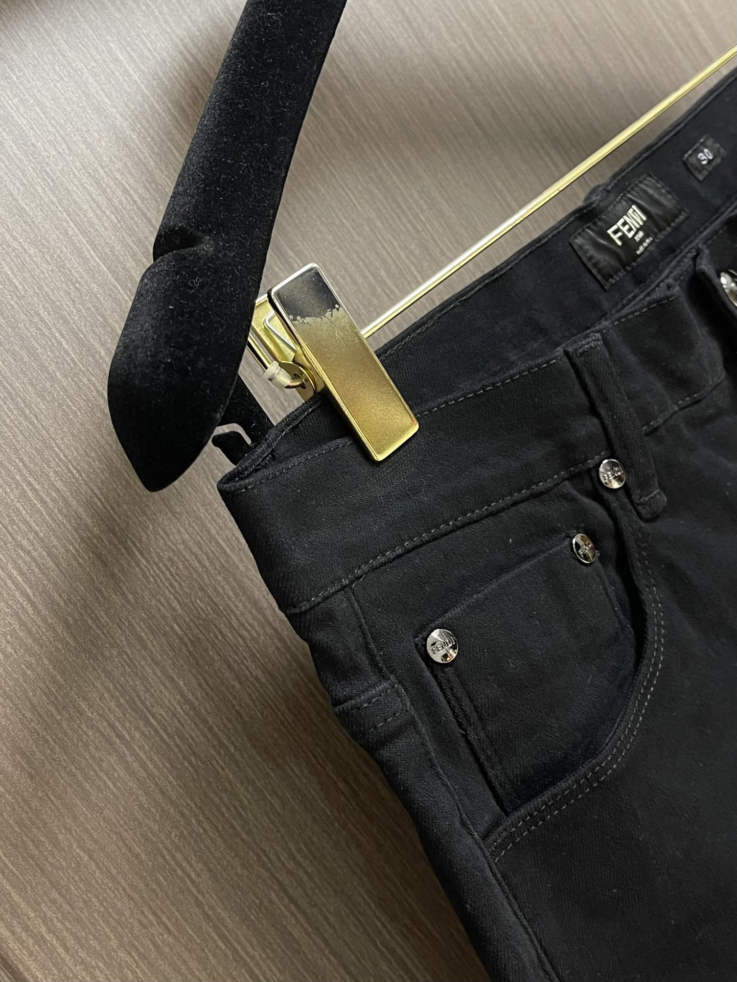 
Fendi 新款卷边牛仔裤，订制进口丹宁布料，质感卓然。经典五袋设计，后袋刺绣 logo标识设计，原厂