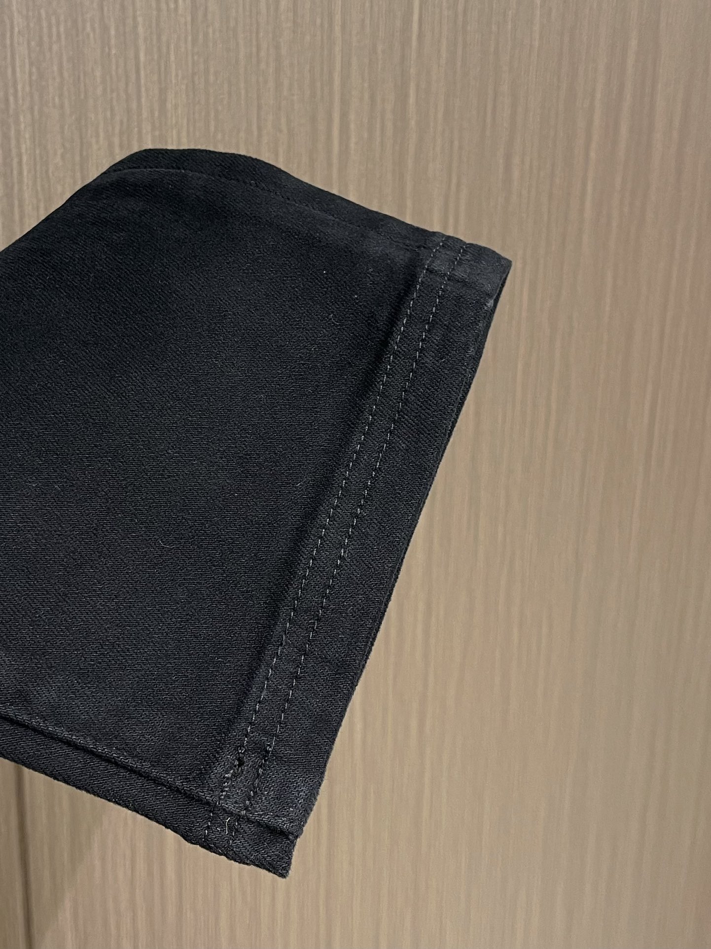 
Fendi 新款卷边牛仔裤，订制进口丹宁布料，质感卓然。经典五袋设计，后袋刺绣 logo标识设计，原厂