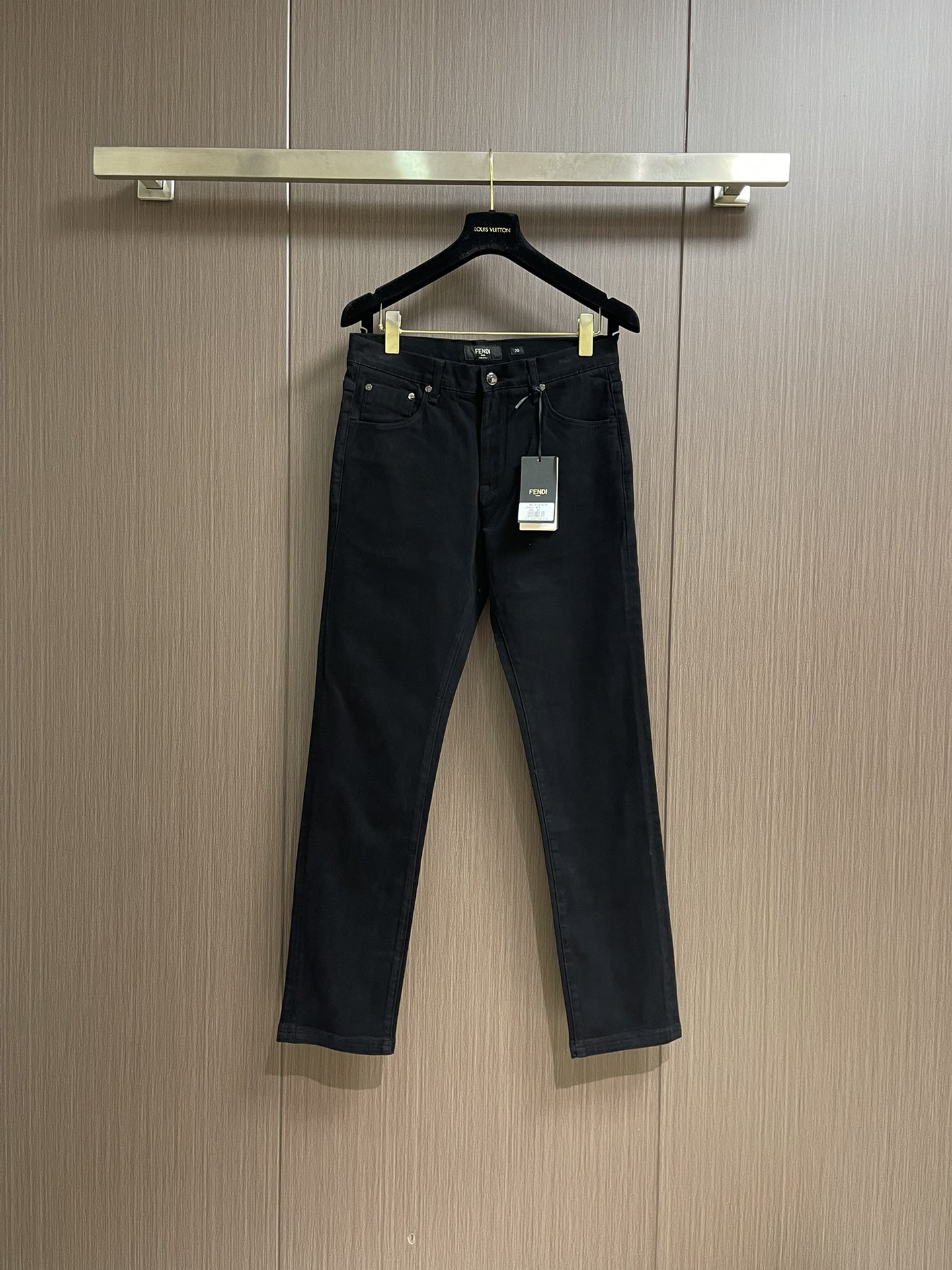 
Fendi 新款卷边牛仔裤，订制进口丹宁布料，质感卓然。经典五袋设计，后袋刺绣 logo标识设计，原厂
