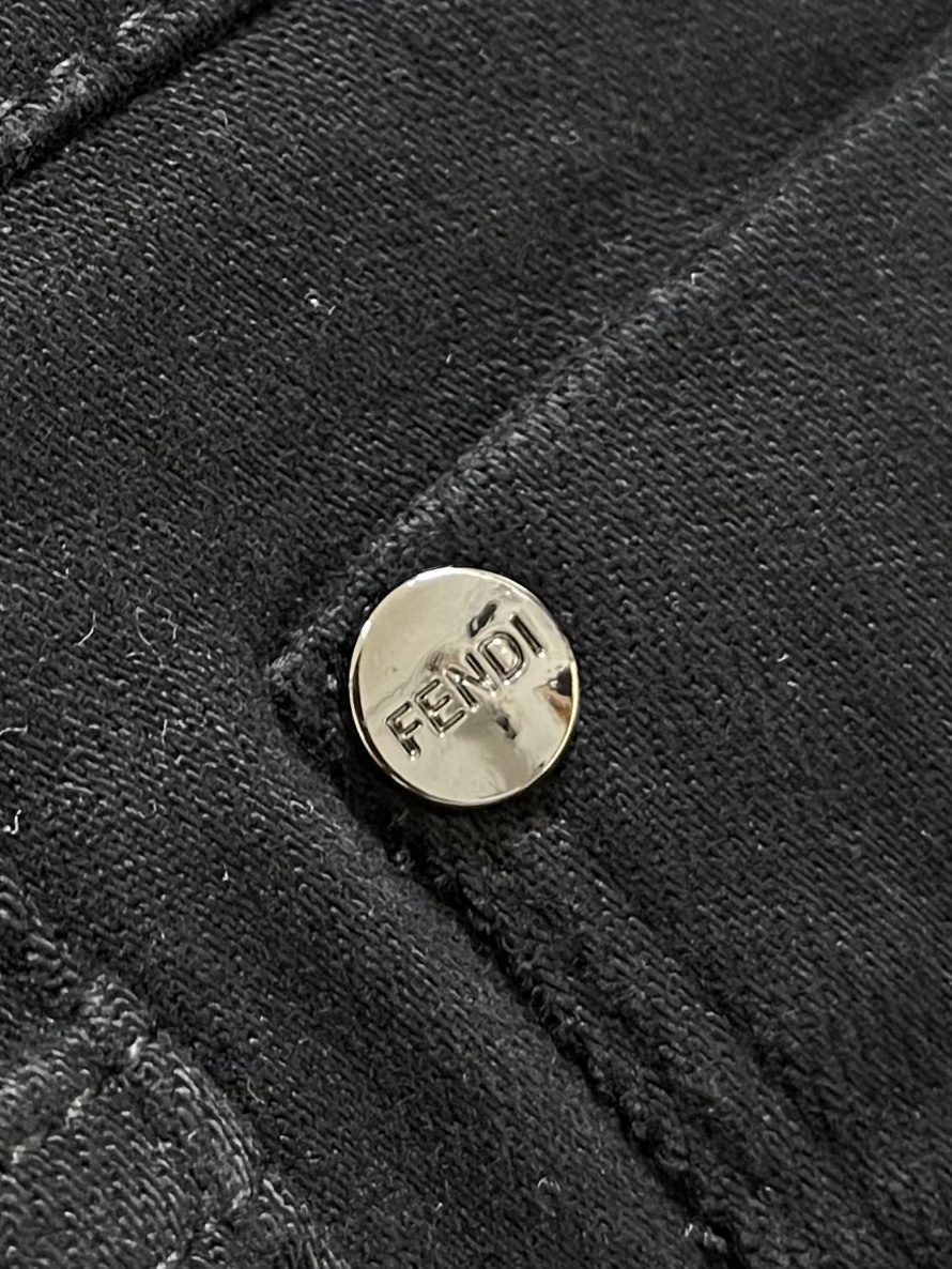 
Fendi 新款卷边牛仔裤，订制进口丹宁布料，质感卓然。经典五袋设计，后袋刺绣 logo标识设计，原厂