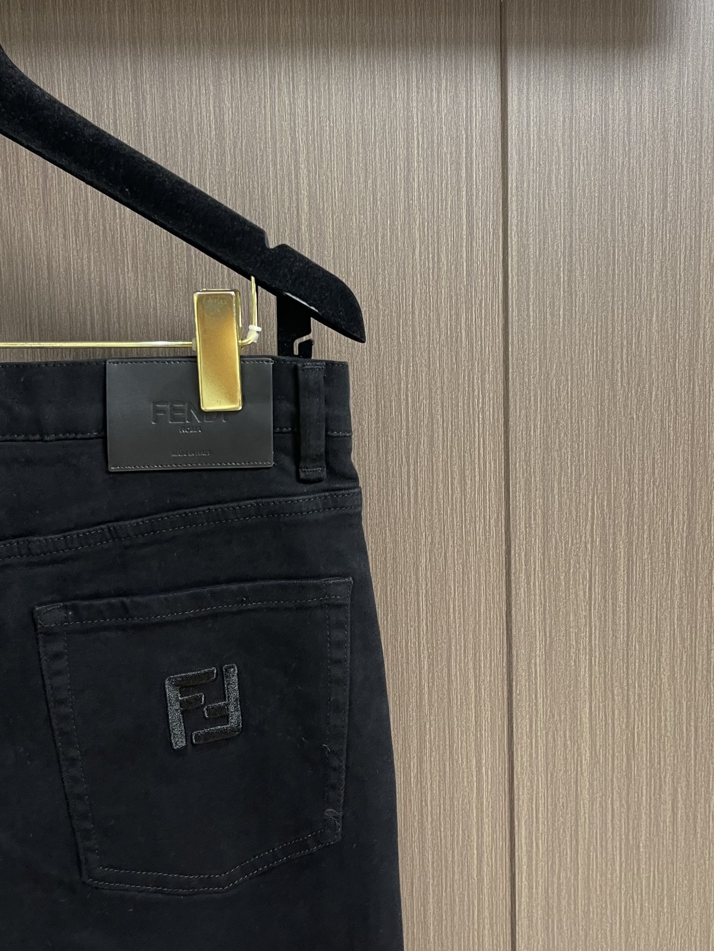 
Fendi 新款卷边牛仔裤，订制进口丹宁布料，质感卓然。经典五袋设计，后袋刺绣 logo标识设计，原厂