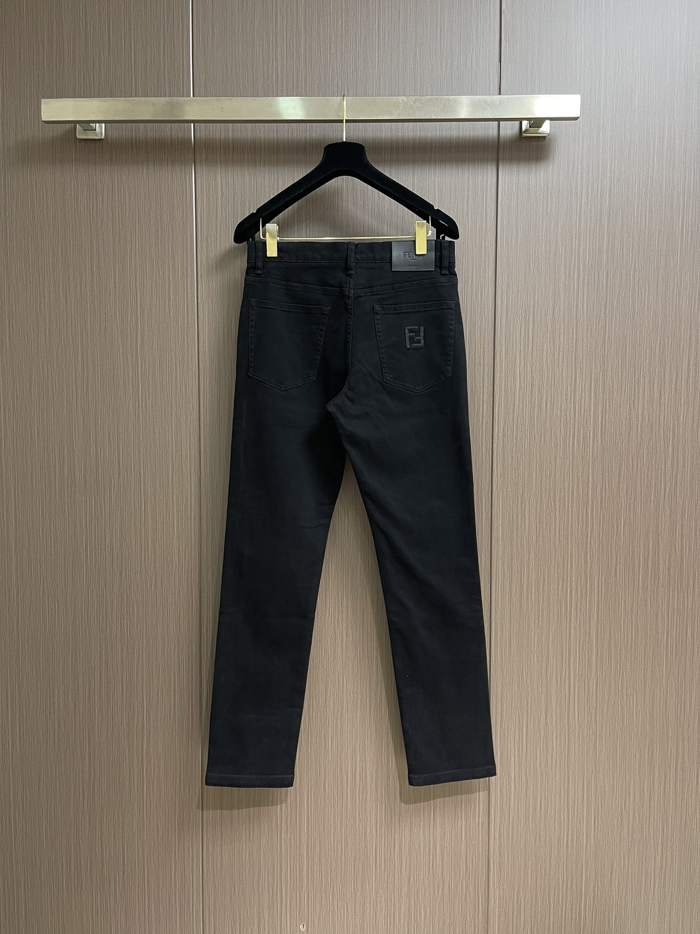 
Fendi 新款卷边牛仔裤，订制进口丹宁布料，质感卓然。经典五袋设计，后袋刺绣 logo标识设计，原厂