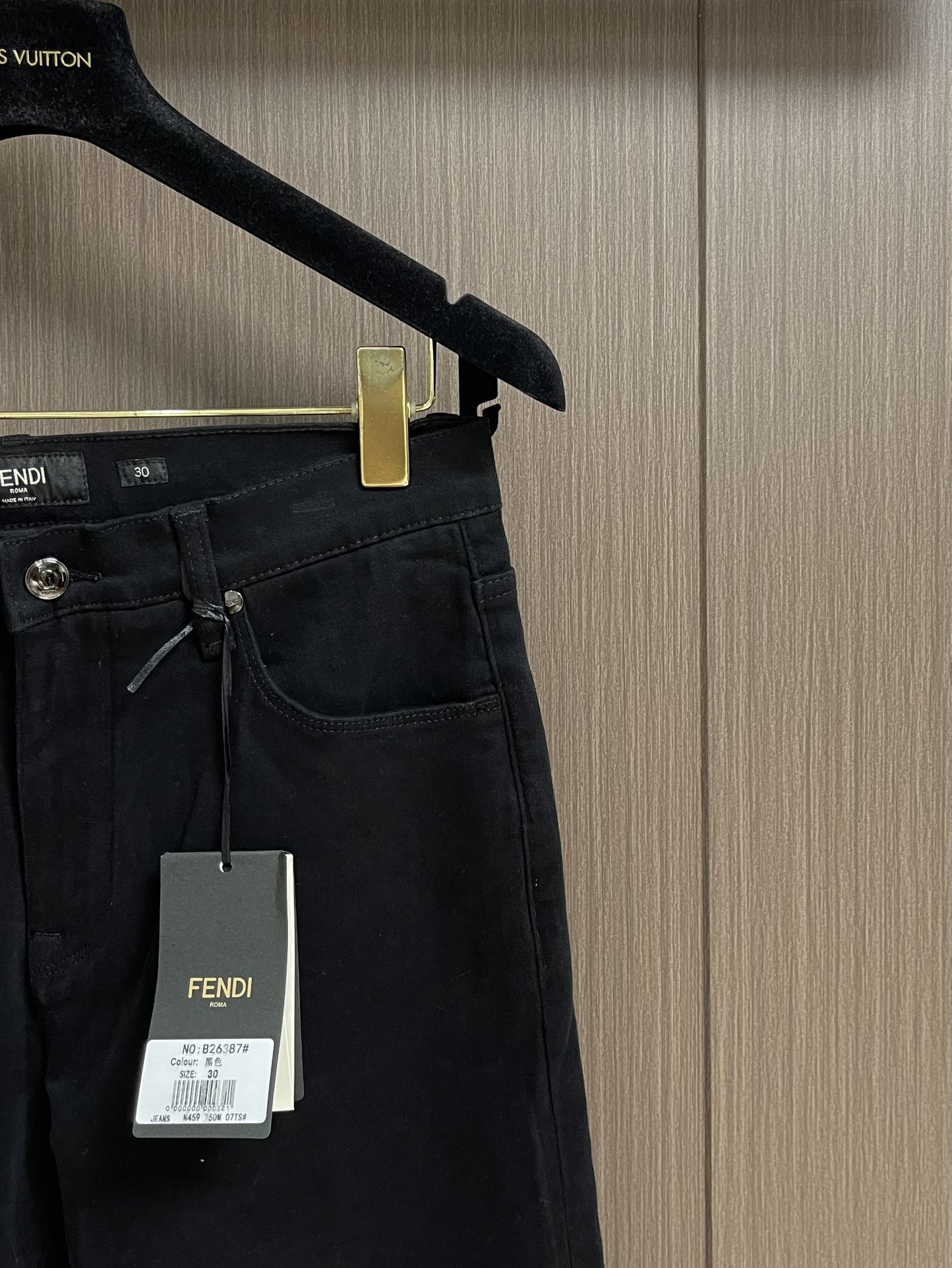 
Fendi 新款卷边牛仔裤，订制进口丹宁布料，质感卓然。经典五袋设计，后袋刺绣 logo标识设计，原厂