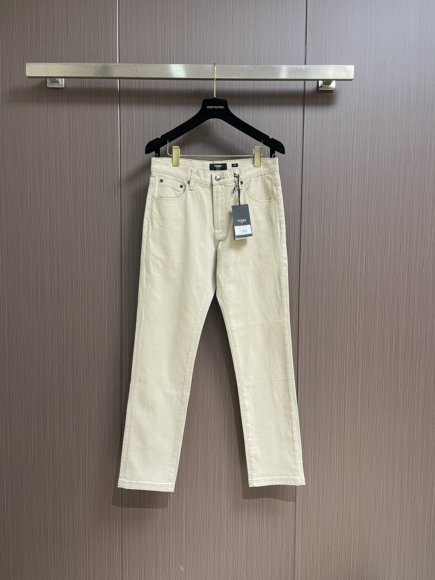 NO:514192,Fendi's new curly jeans, customized imported denim fabric, excellent texture. Classic five-bag design, back bag embroidery logo design, original consistent hardware and accessories, the details are ultimate, and the production is perfect. Size 30-38 No 35 37,,fendi,jeans,alexander wang19860909Fendi 新款卷边牛仔裤,订制进口丹宁布料,质感卓然.经典五袋设计,后袋刺绣 logo标识设计,原厂一致五金辅料,细节做到极致,出品堪称完美.尺码30-38 无35 37,,fendi,jeans,alexander wang,Men's clothing