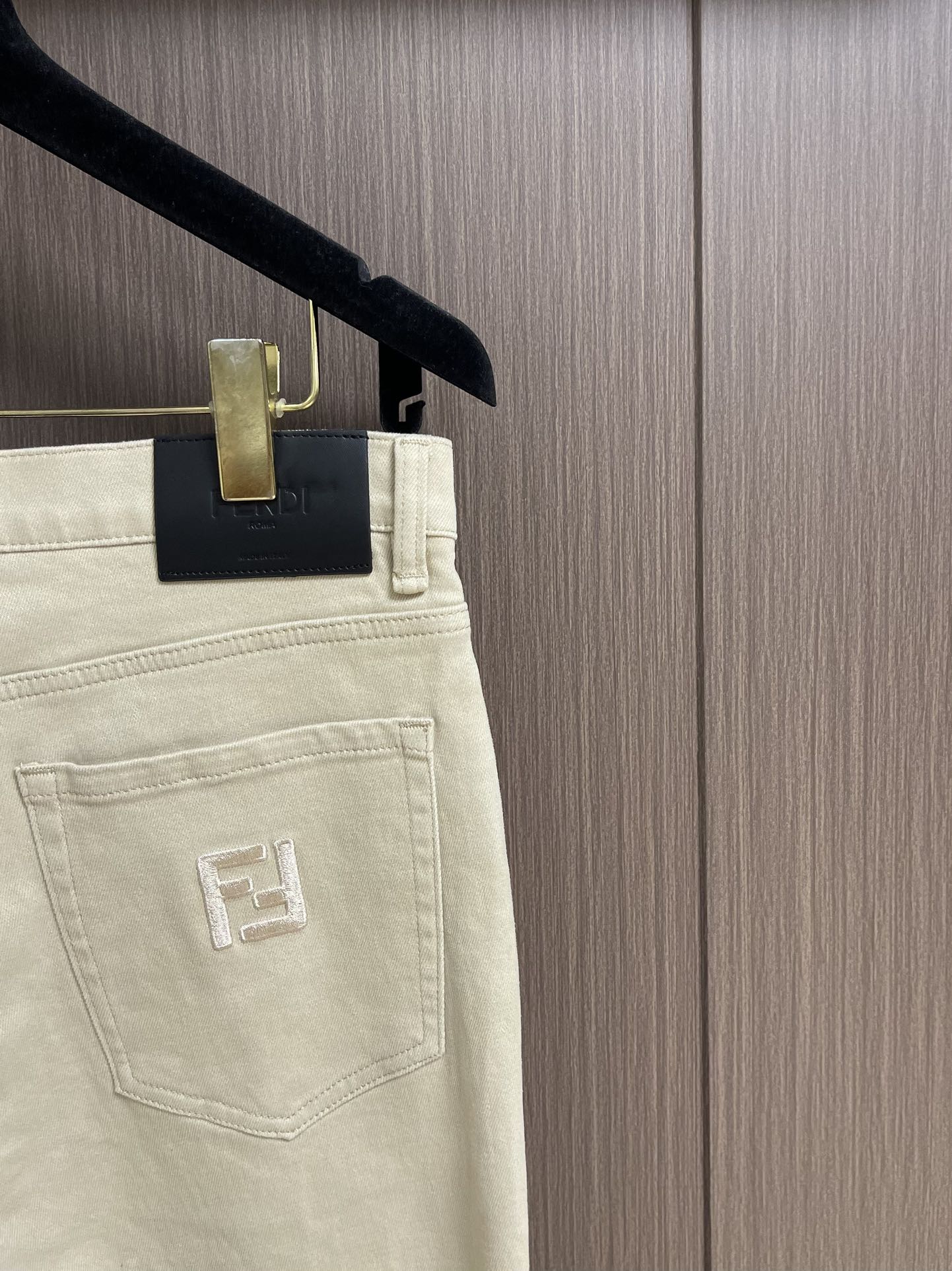 
Fendi 新款卷边牛仔裤，订制进口丹宁布料，质感卓然。经典五袋设计，后袋刺绣 logo标识设计，原厂