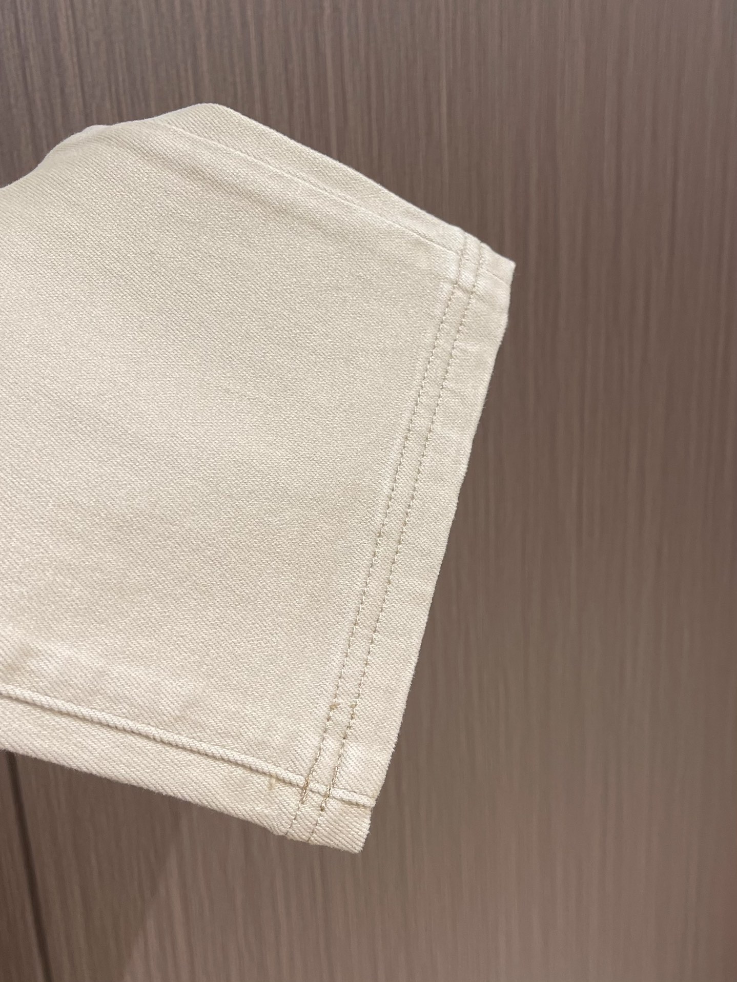 
Fendi 新款卷边牛仔裤，订制进口丹宁布料，质感卓然。经典五袋设计，后袋刺绣 logo标识设计，原厂