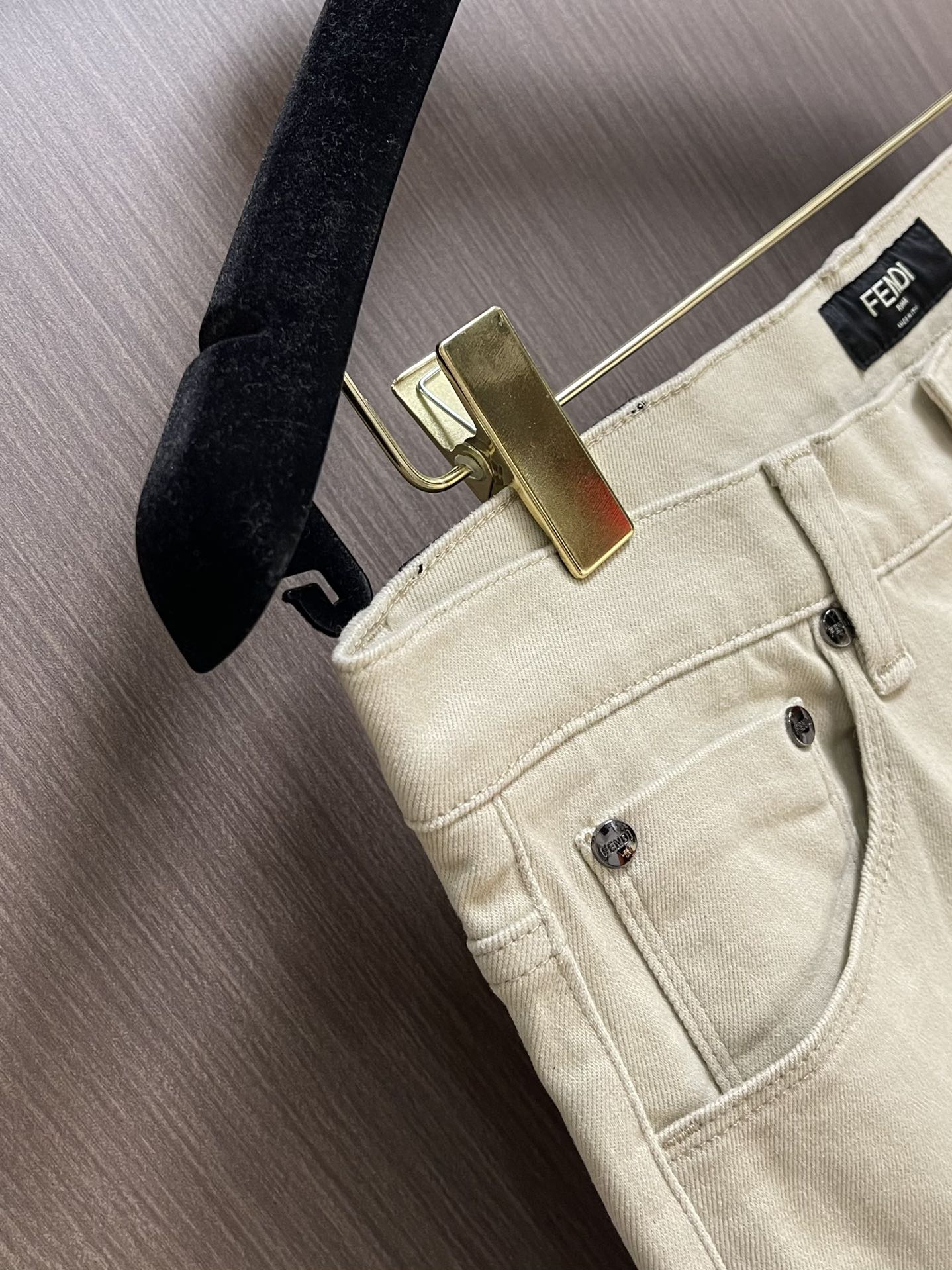 
Fendi 新款卷边牛仔裤，订制进口丹宁布料，质感卓然。经典五袋设计，后袋刺绣 logo标识设计，原厂