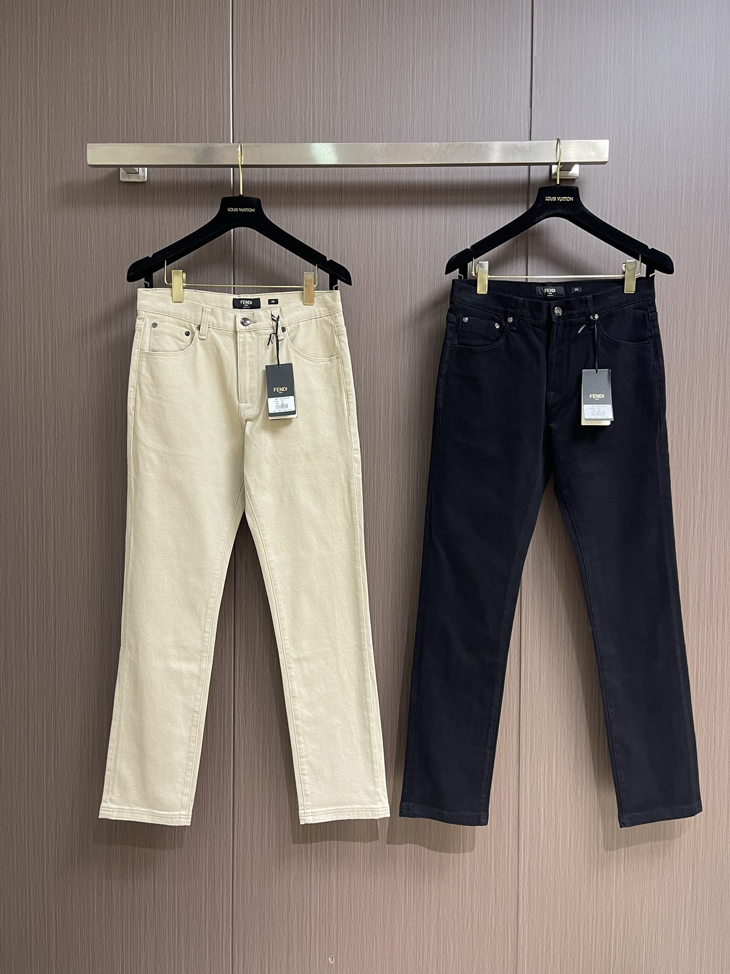 
Fendi 新款卷边牛仔裤，订制进口丹宁布料，质感卓然。经典五袋设计，后袋刺绣 logo标识设计，原厂