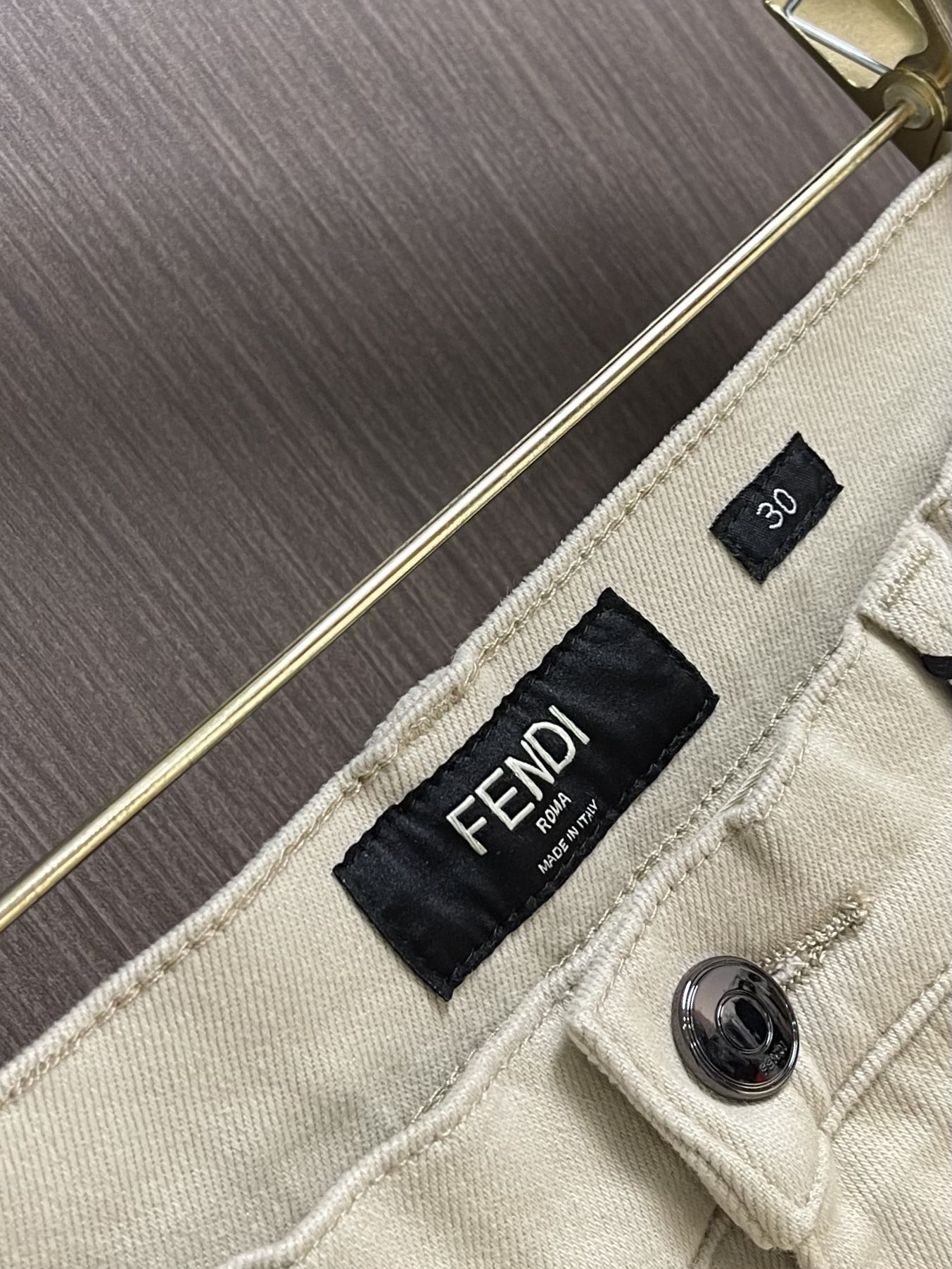 
Fendi 新款卷边牛仔裤，订制进口丹宁布料，质感卓然。经典五袋设计，后袋刺绣 logo标识设计，原厂