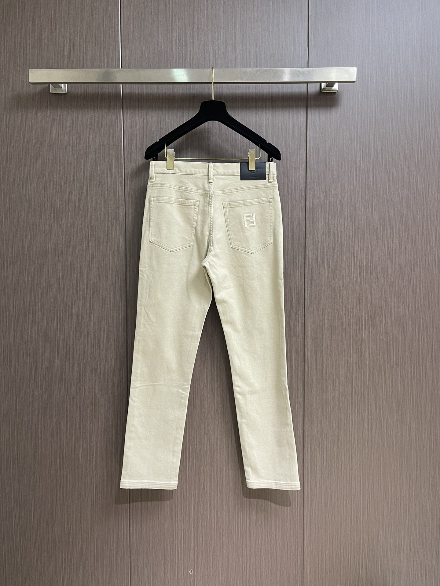 
Fendi 新款卷边牛仔裤，订制进口丹宁布料，质感卓然。经典五袋设计，后袋刺绣 logo标识设计，原厂