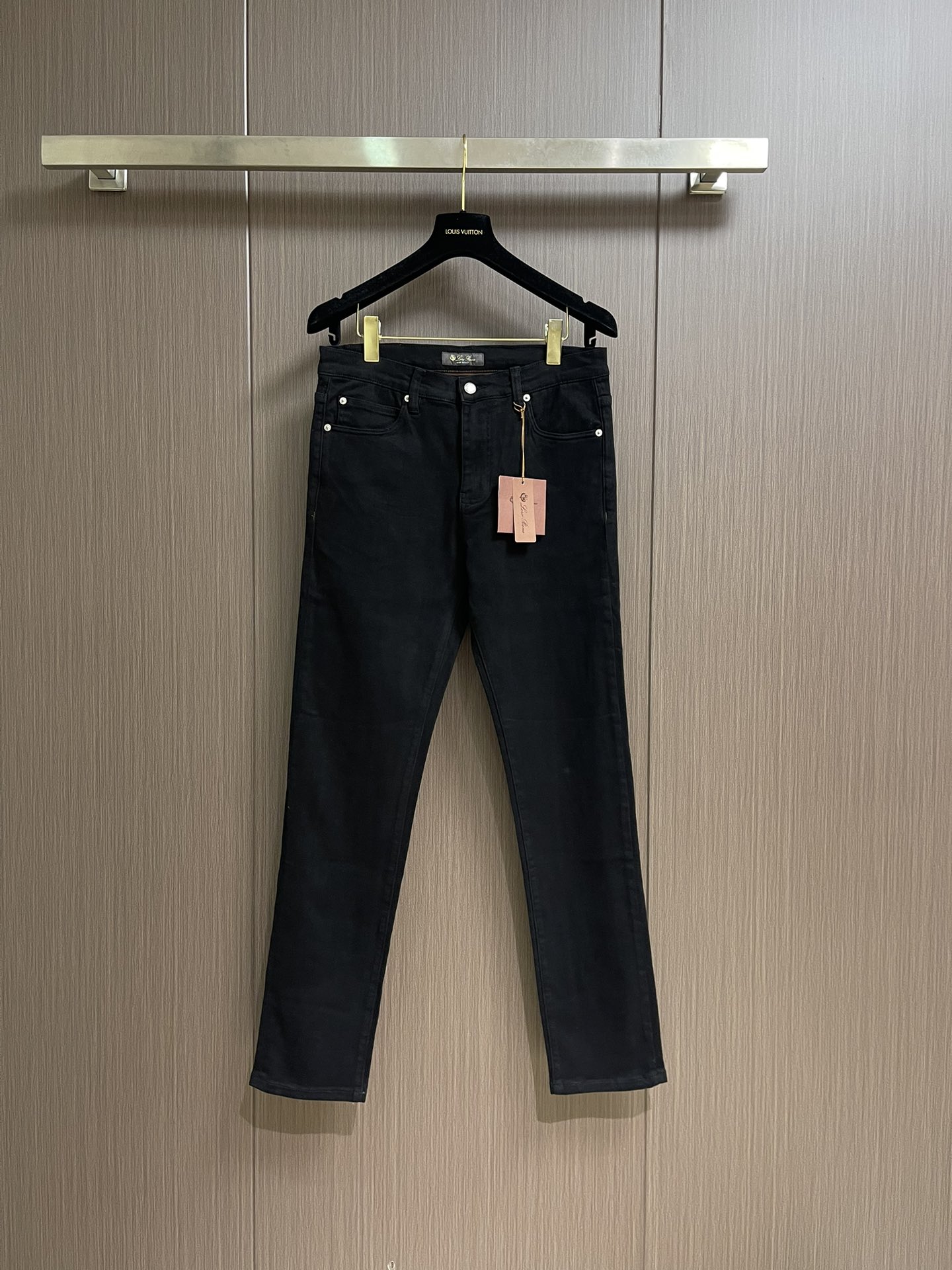 
lP🆕 水洗直筒牛仔裤 肉眼可见的利落裁剪，直筒修身款裤型！100%定织定染牛仔丹宁布面，裤腰是经典的