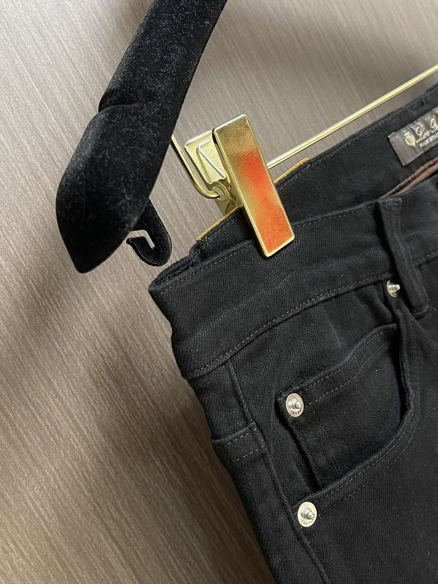 
lP🆕 水洗直筒牛仔裤 肉眼可见的利落裁剪，直筒修身款裤型！100%定织定染牛仔丹宁布面，裤腰是经典的