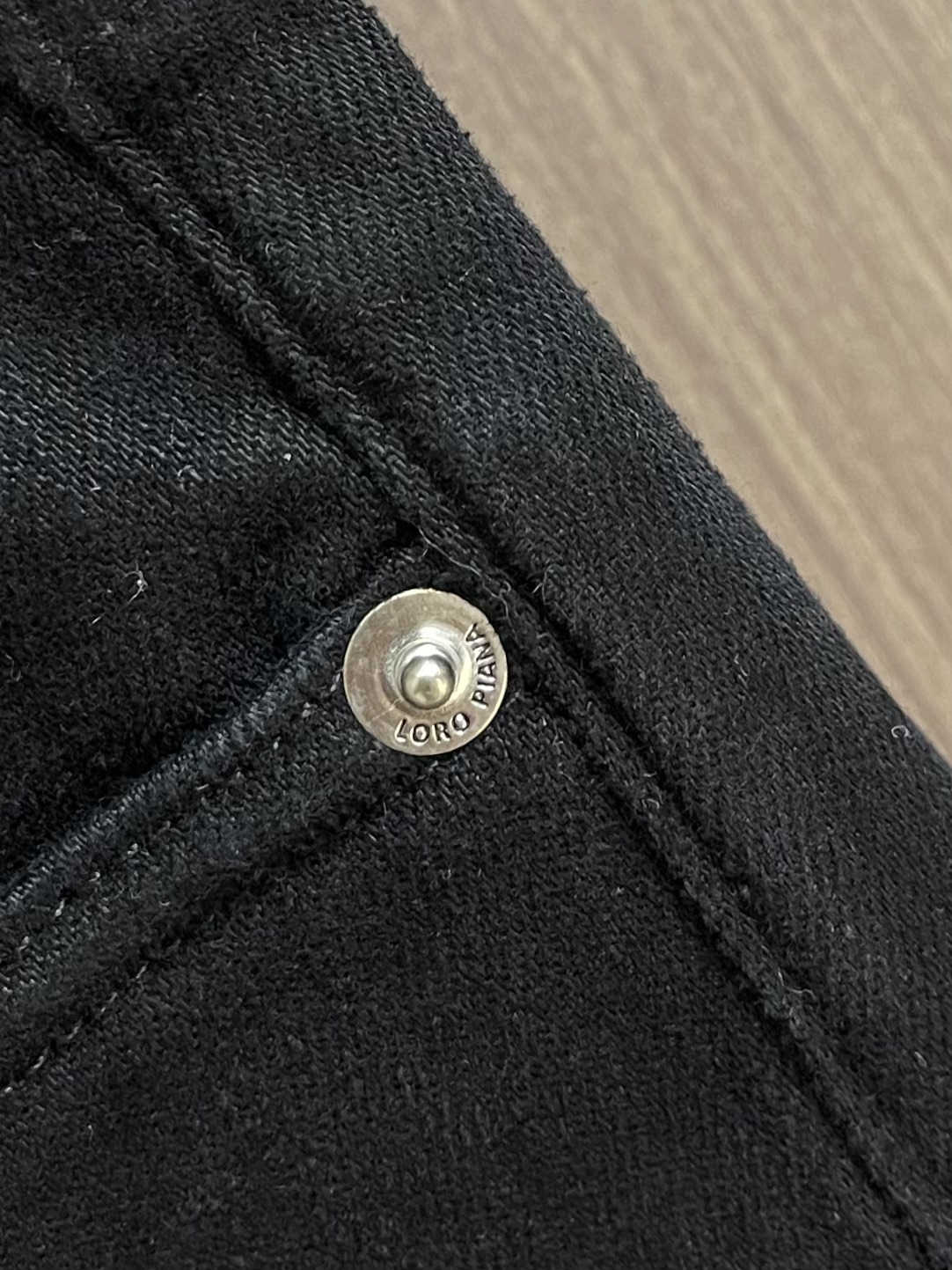 
lP🆕 水洗直筒牛仔裤 肉眼可见的利落裁剪，直筒修身款裤型！100%定织定染牛仔丹宁布面，裤腰是经典的