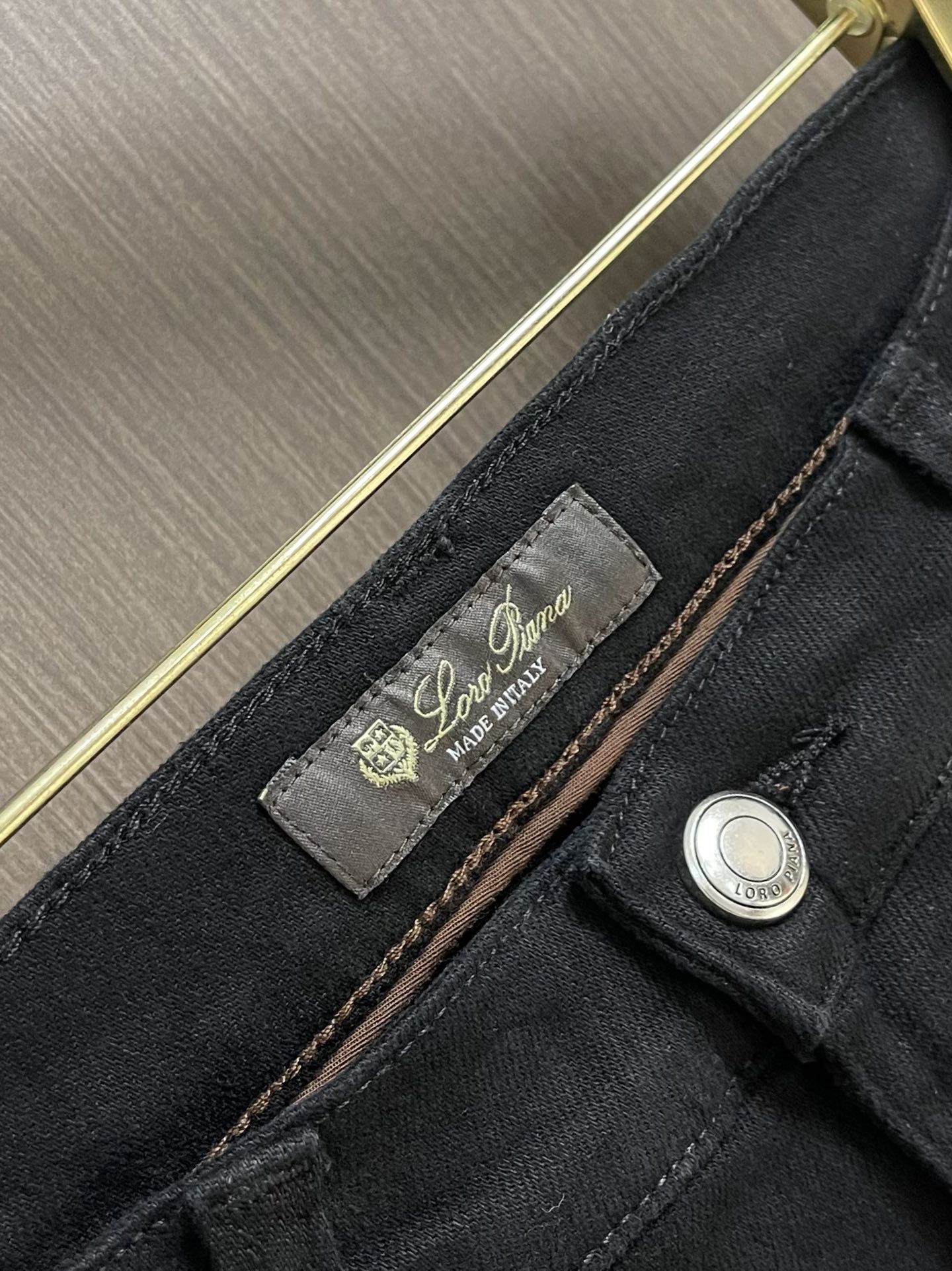 
lP🆕 水洗直筒牛仔裤 肉眼可见的利落裁剪，直筒修身款裤型！100%定织定染牛仔丹宁布面，裤腰是经典的