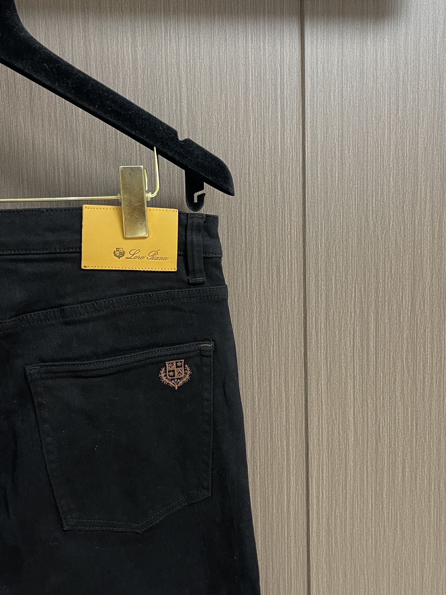 
lP🆕 水洗直筒牛仔裤 肉眼可见的利落裁剪，直筒修身款裤型！100%定织定染牛仔丹宁布面，裤腰是经典的