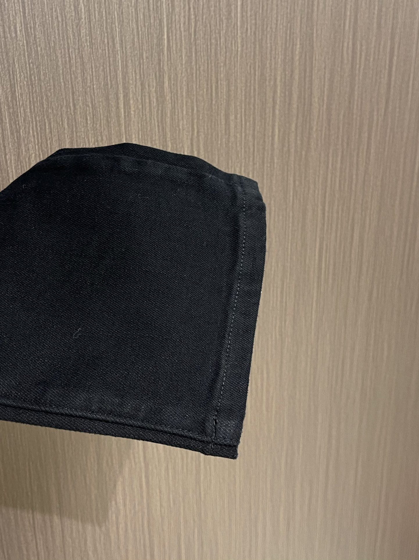 
lP🆕 水洗直筒牛仔裤 肉眼可见的利落裁剪，直筒修身款裤型！100%定织定染牛仔丹宁布面，裤腰是经典的