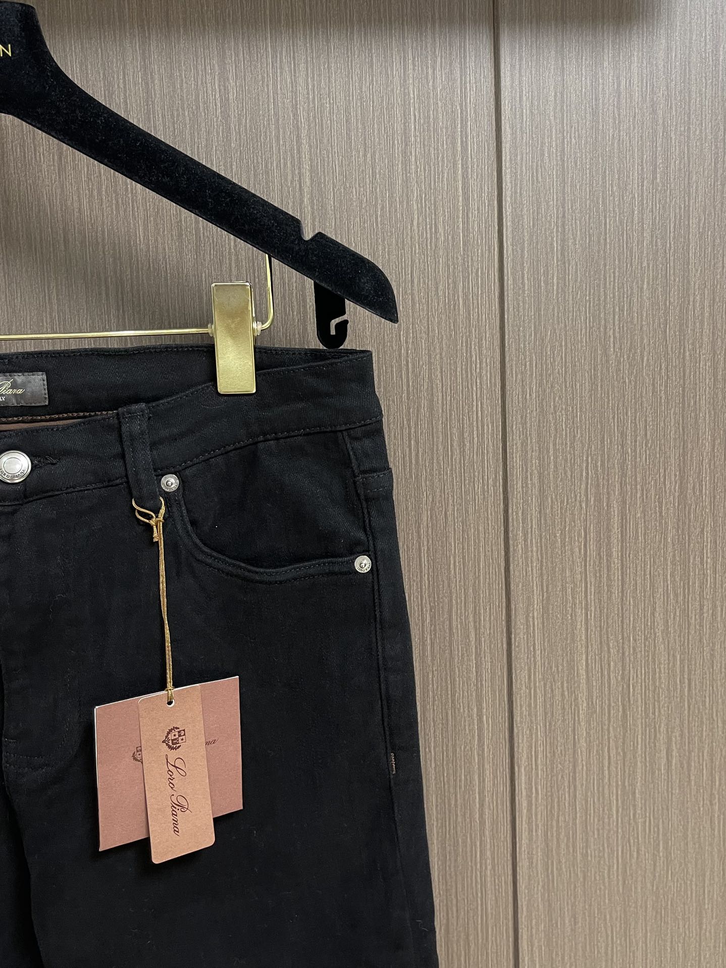 
lP🆕 水洗直筒牛仔裤 肉眼可见的利落裁剪，直筒修身款裤型！100%定织定染牛仔丹宁布面，裤腰是经典的