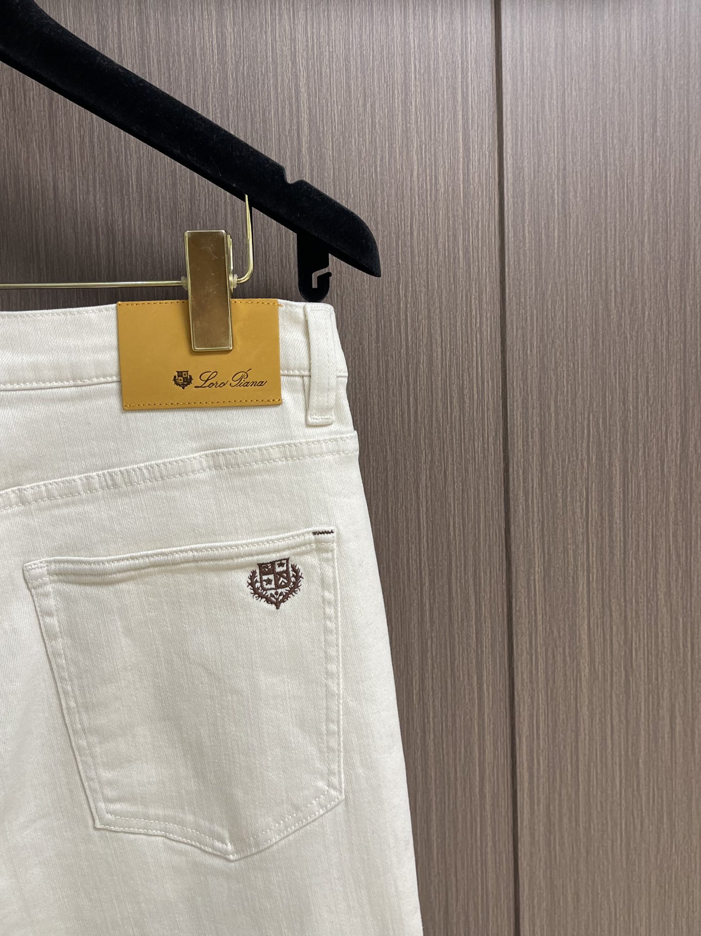 
lP🆕 水洗直筒牛仔裤 肉眼可见的利落裁剪，直筒修身款裤型！100%定织定染牛仔丹宁布面，裤腰是经典的