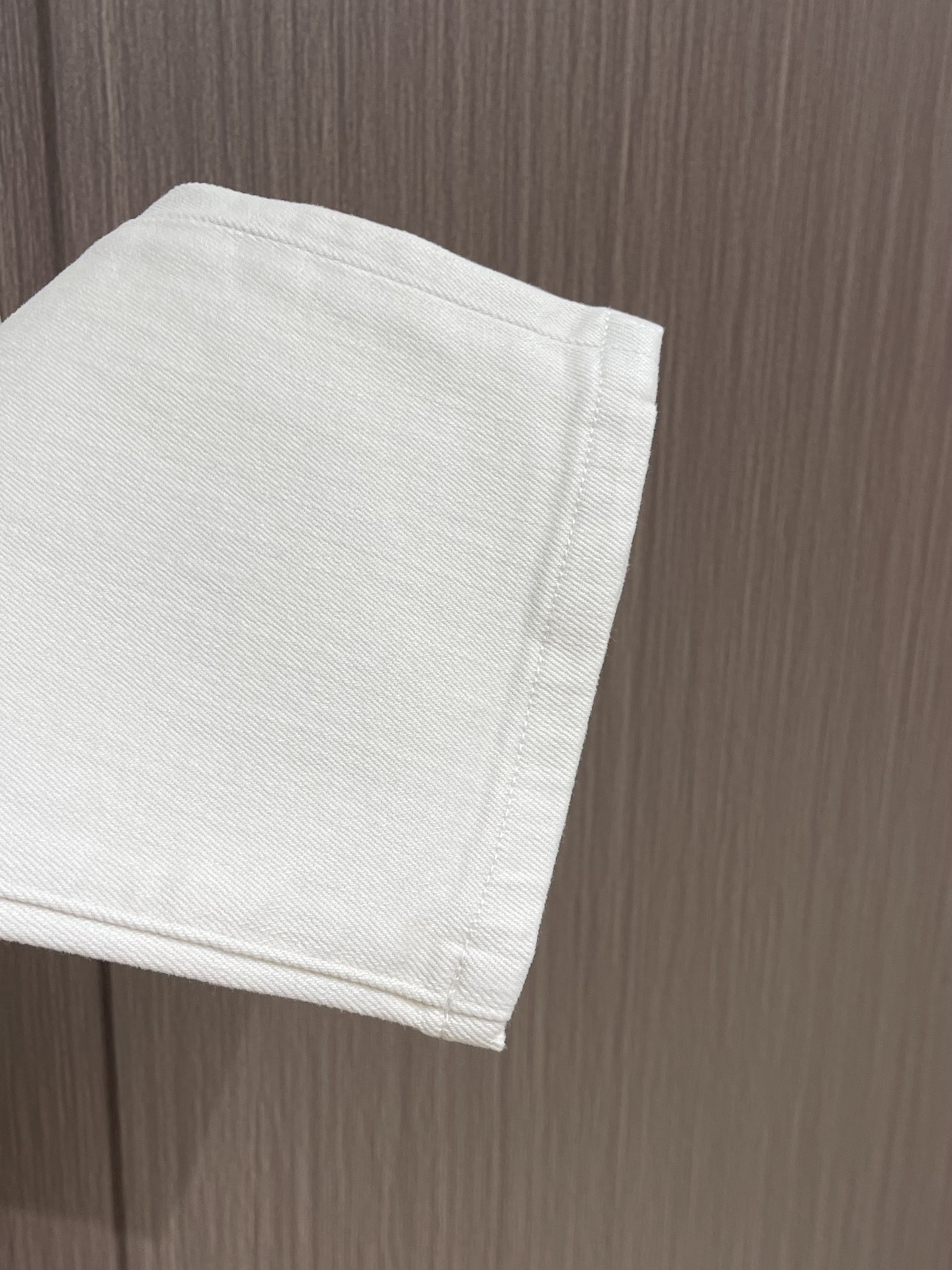 
lP🆕 水洗直筒牛仔裤 肉眼可见的利落裁剪，直筒修身款裤型！100%定织定染牛仔丹宁布面，裤腰是经典的