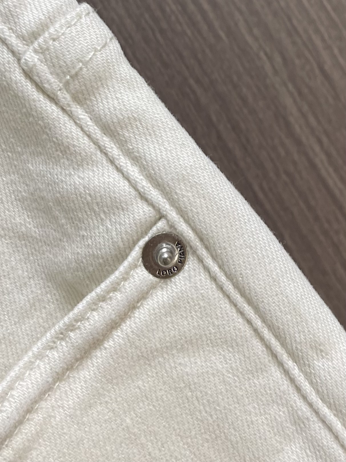 
lP🆕 水洗直筒牛仔裤 肉眼可见的利落裁剪，直筒修身款裤型！100%定织定染牛仔丹宁布面，裤腰是经典的