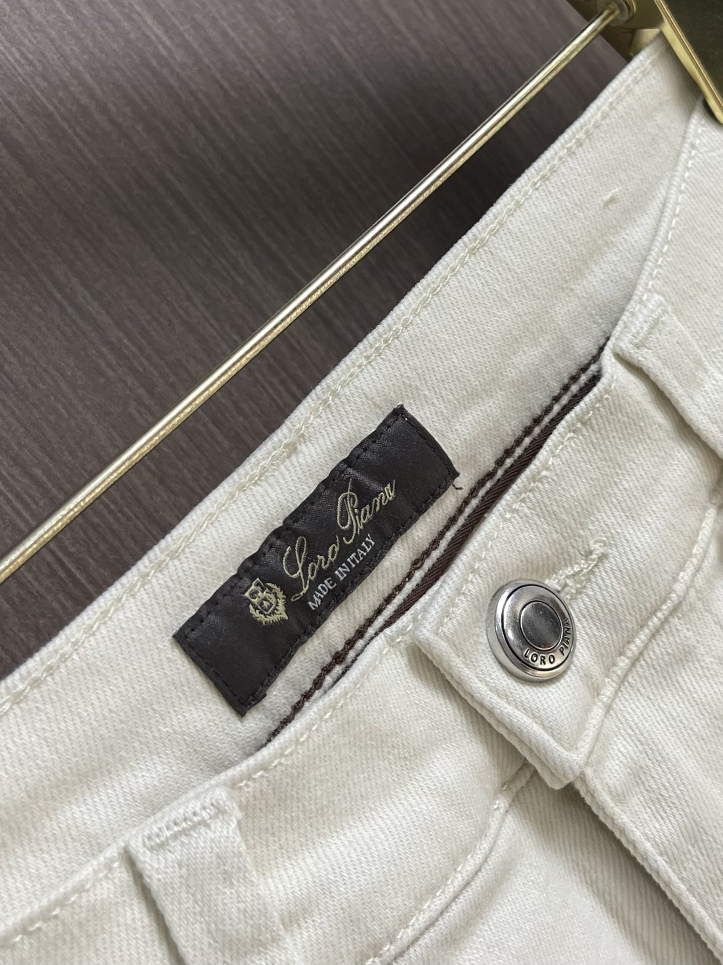 
lP🆕 水洗直筒牛仔裤 肉眼可见的利落裁剪，直筒修身款裤型！100%定织定染牛仔丹宁布面，裤腰是经典的