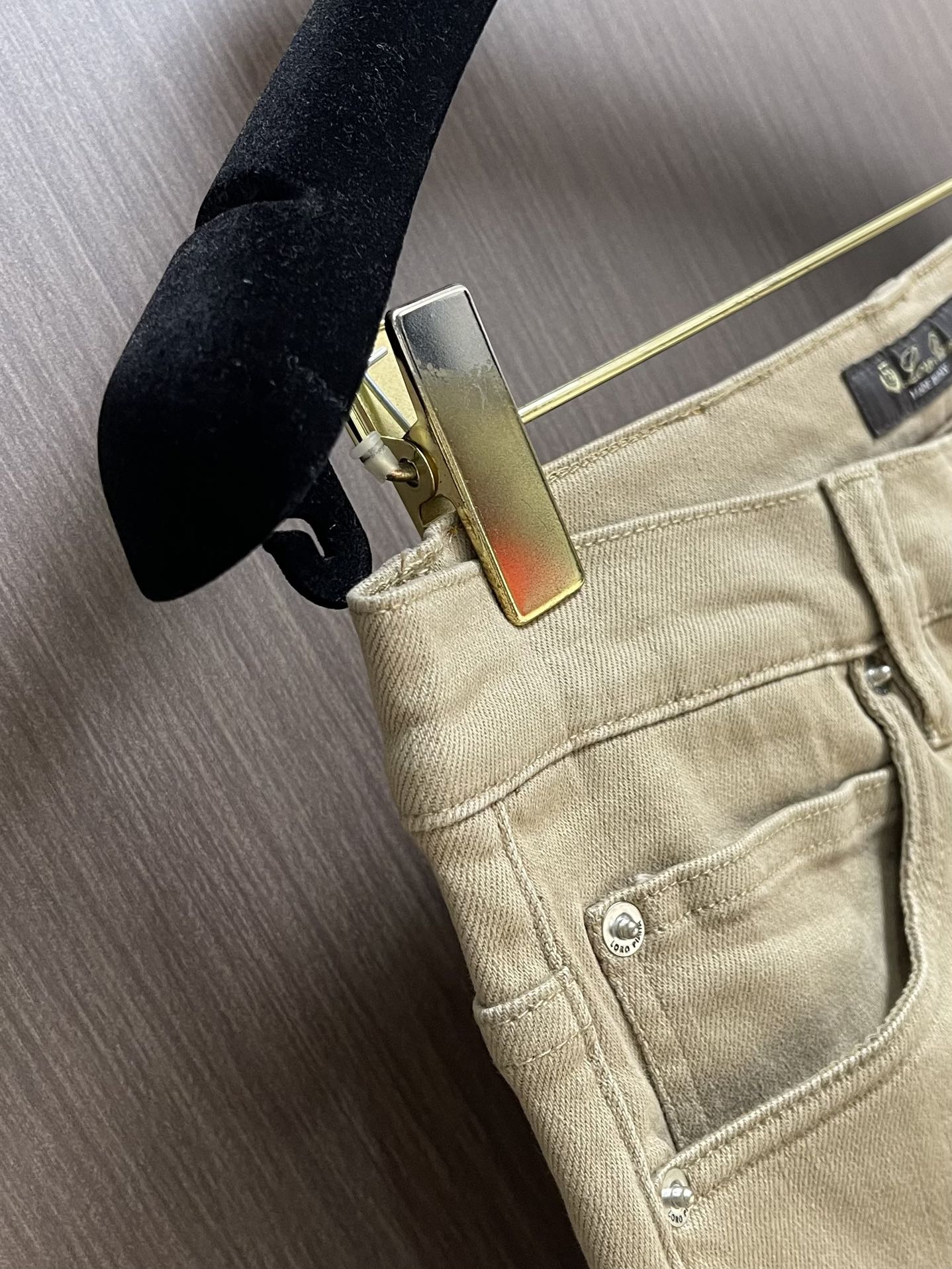 
lP🆕 水洗直筒牛仔裤 肉眼可见的利落裁剪，直筒修身款裤型！100%定织定染牛仔丹宁布面，裤腰是经典的