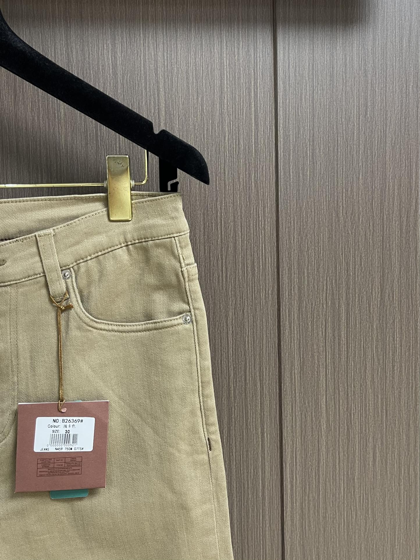 
lP🆕 水洗直筒牛仔裤 肉眼可见的利落裁剪，直筒修身款裤型！100%定织定染牛仔丹宁布面，裤腰是经典的