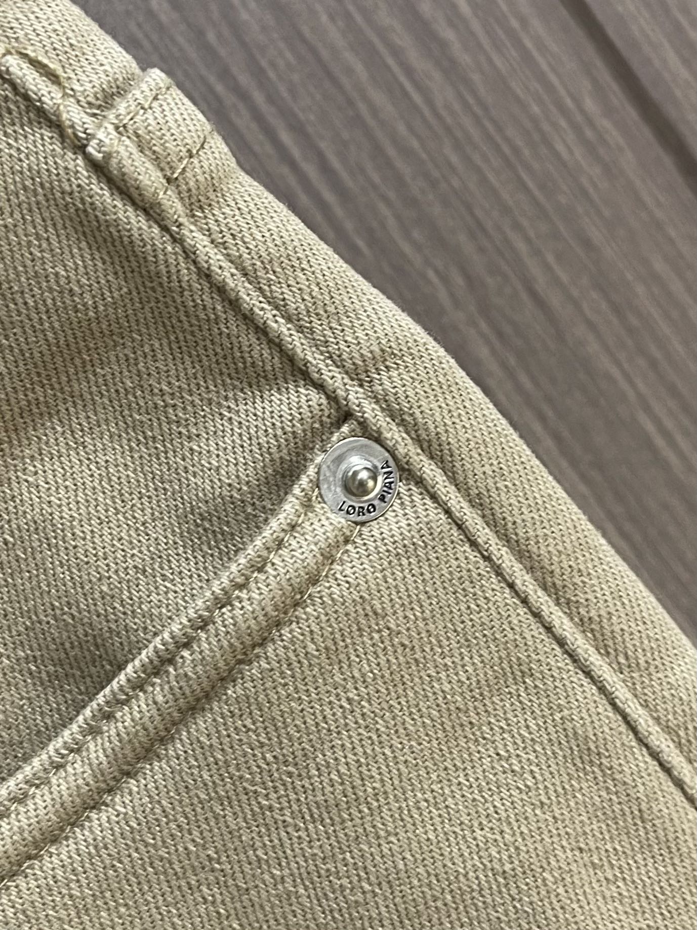 
lP🆕 水洗直筒牛仔裤 肉眼可见的利落裁剪，直筒修身款裤型！100%定织定染牛仔丹宁布面，裤腰是经典的