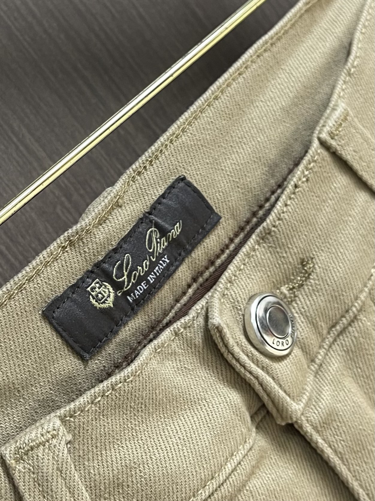 
lP🆕 水洗直筒牛仔裤 肉眼可见的利落裁剪，直筒修身款裤型！100%定织定染牛仔丹宁布面，裤腰是经典的