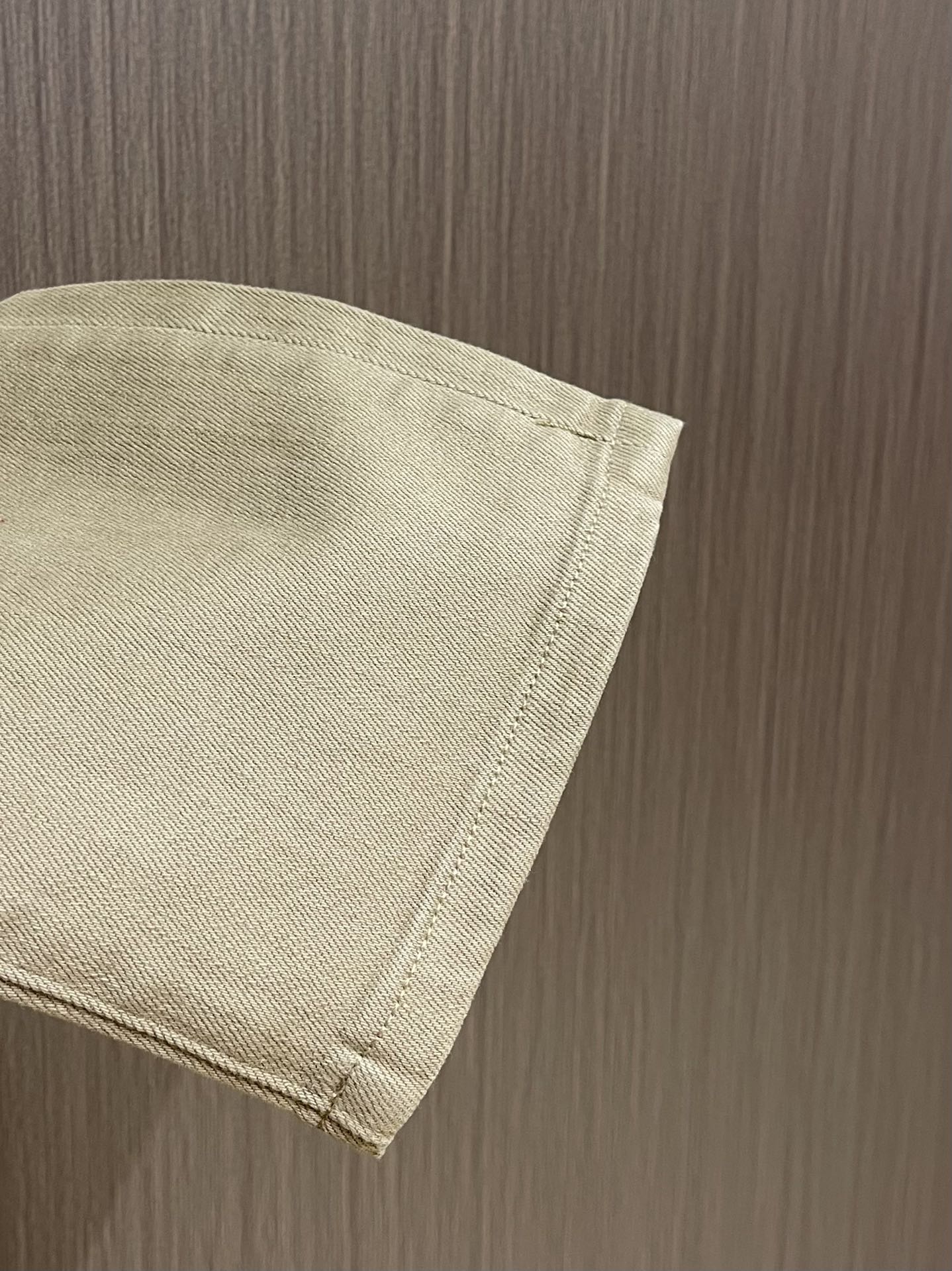 
lP🆕 水洗直筒牛仔裤 肉眼可见的利落裁剪，直筒修身款裤型！100%定织定染牛仔丹宁布面，裤腰是经典的