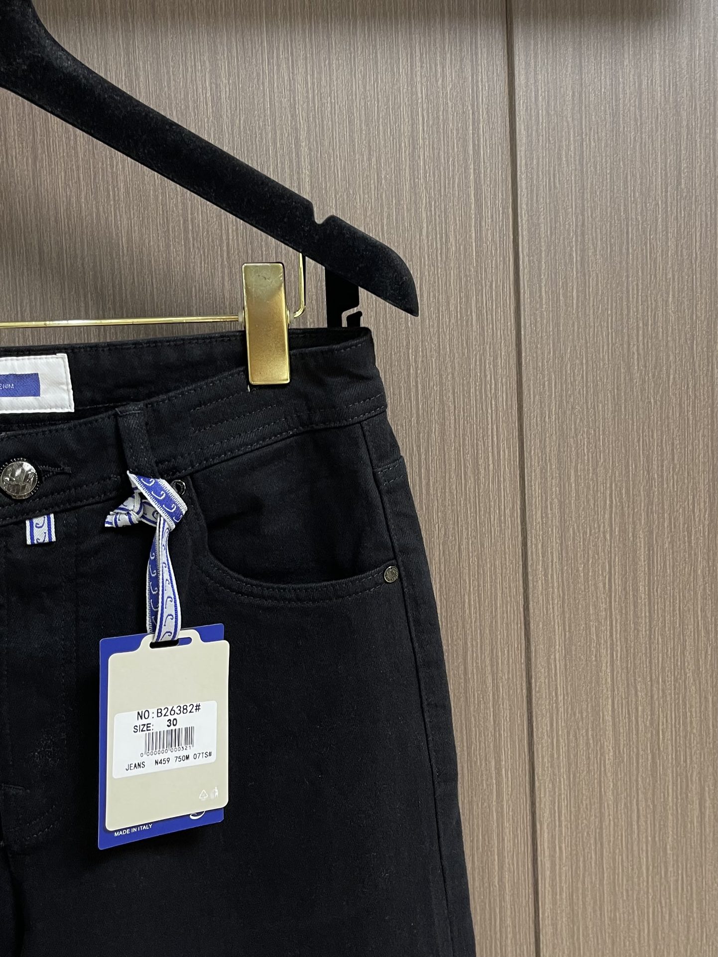 
JACOB COHEN 男士时尚直筒牛仔长裤！此款牛仔裤甄选客供进口水洗牛仔棉布制成，柔韧又坚实的面料