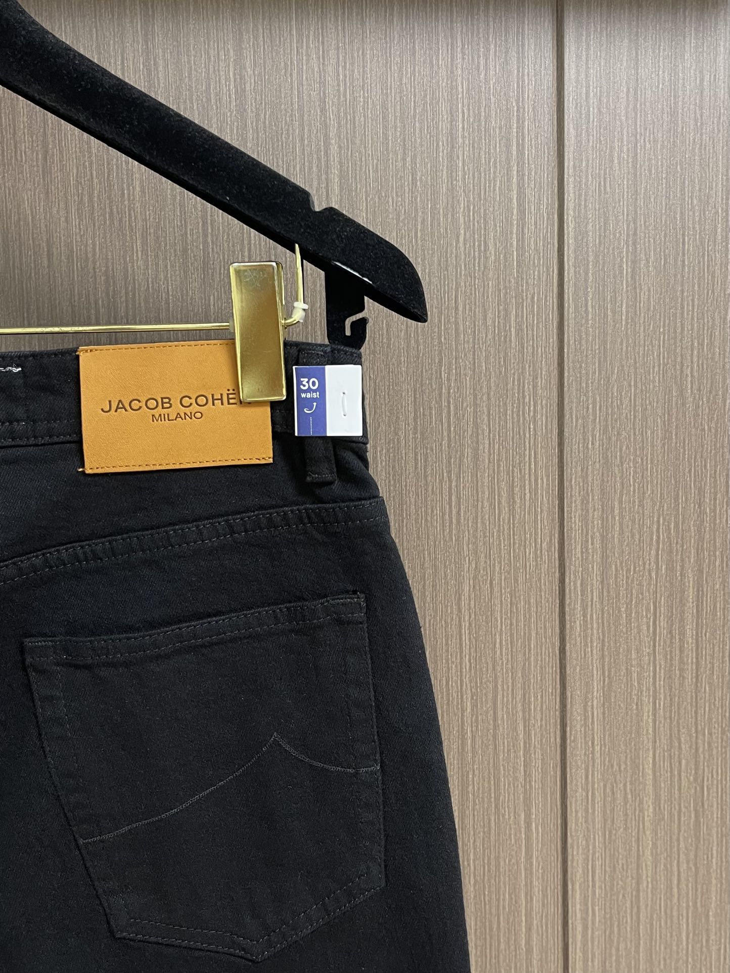 
JACOB COHEN 男士时尚直筒牛仔长裤！此款牛仔裤甄选客供进口水洗牛仔棉布制成，柔韧又坚实的面料