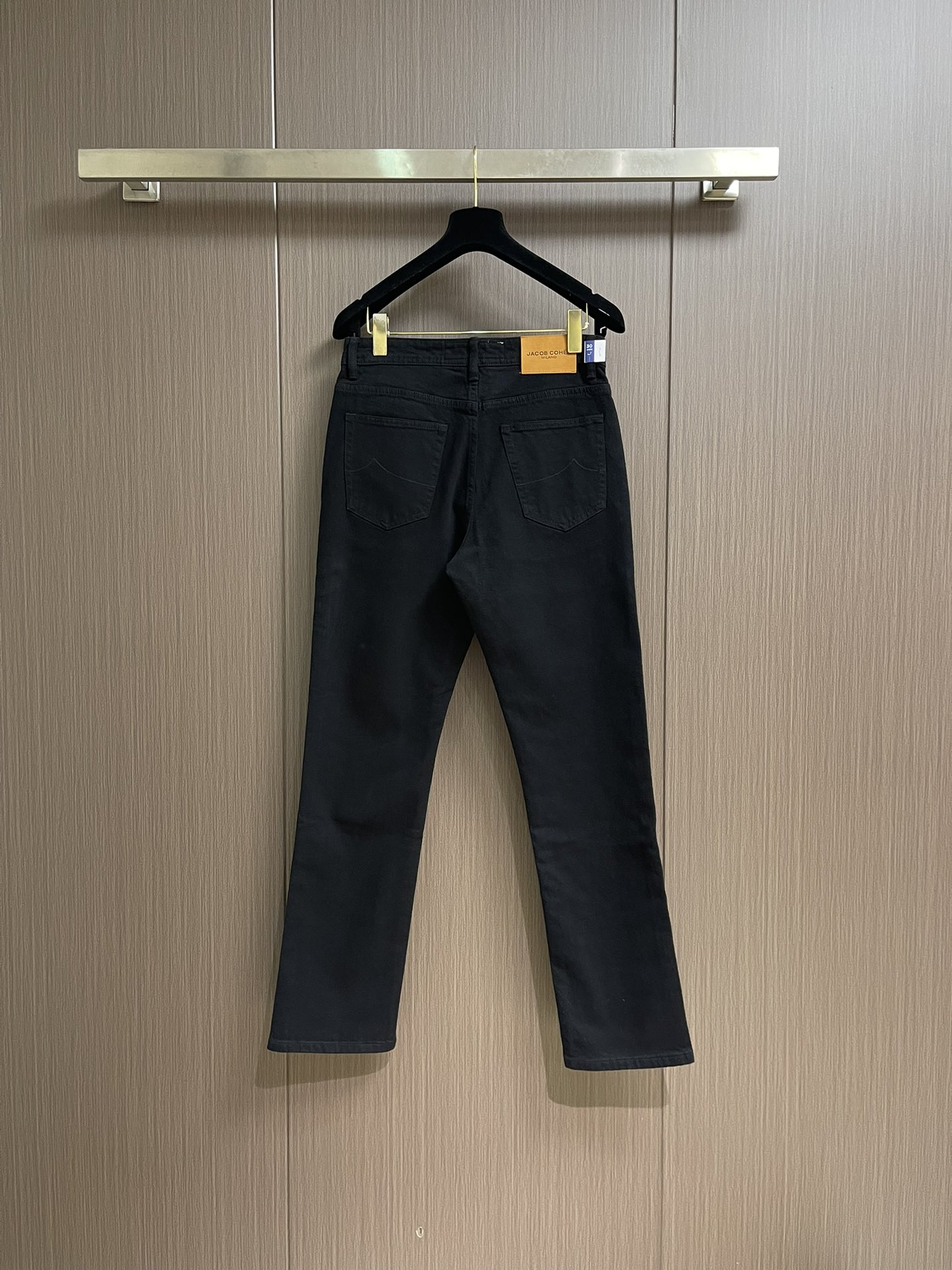 
JACOB COHEN 男士时尚直筒牛仔长裤！此款牛仔裤甄选客供进口水洗牛仔棉布制成，柔韧又坚实的面料