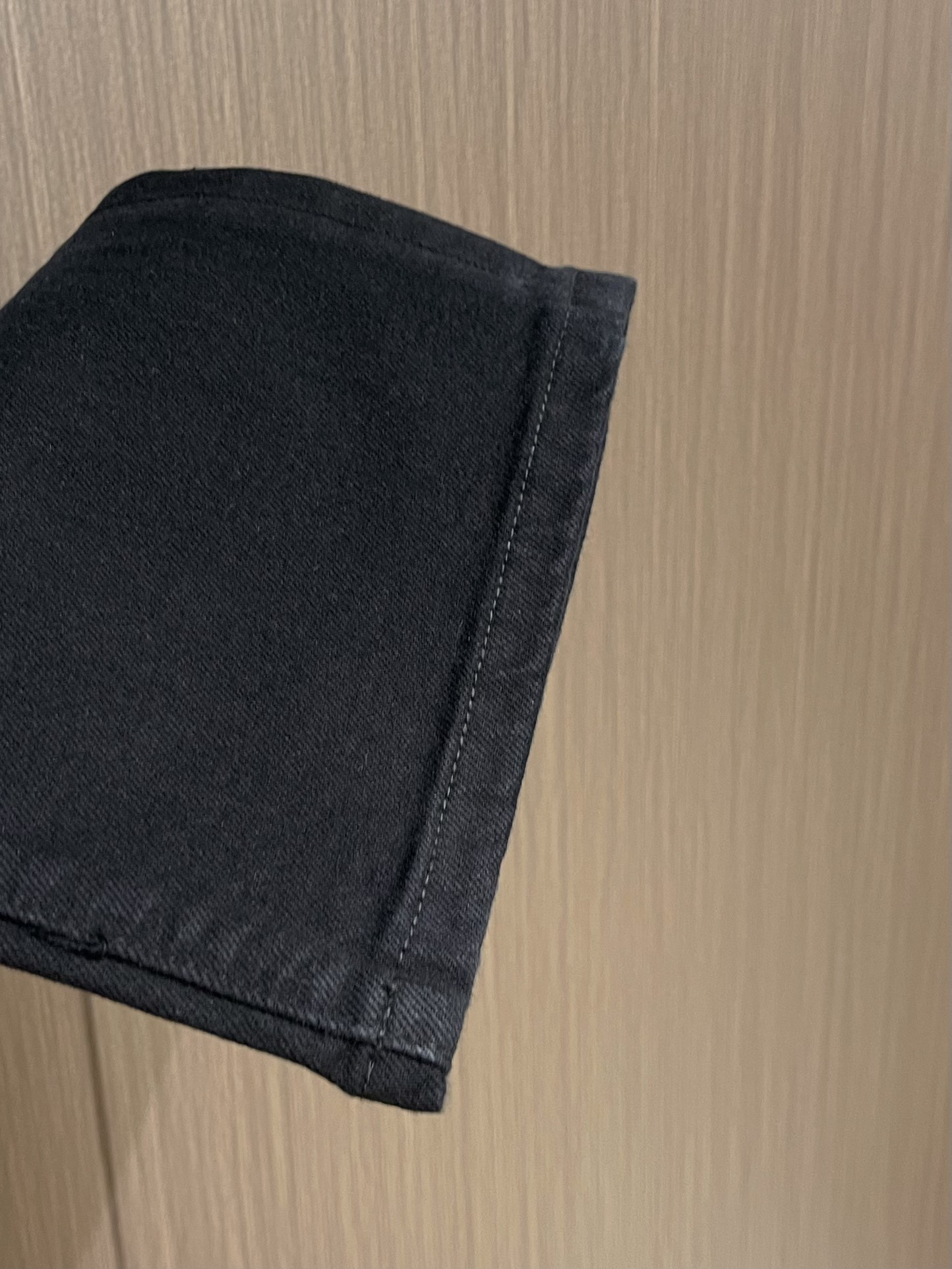 
JACOB COHEN 男士时尚直筒牛仔长裤！此款牛仔裤甄选客供进口水洗牛仔棉布制成，柔韧又坚实的面料