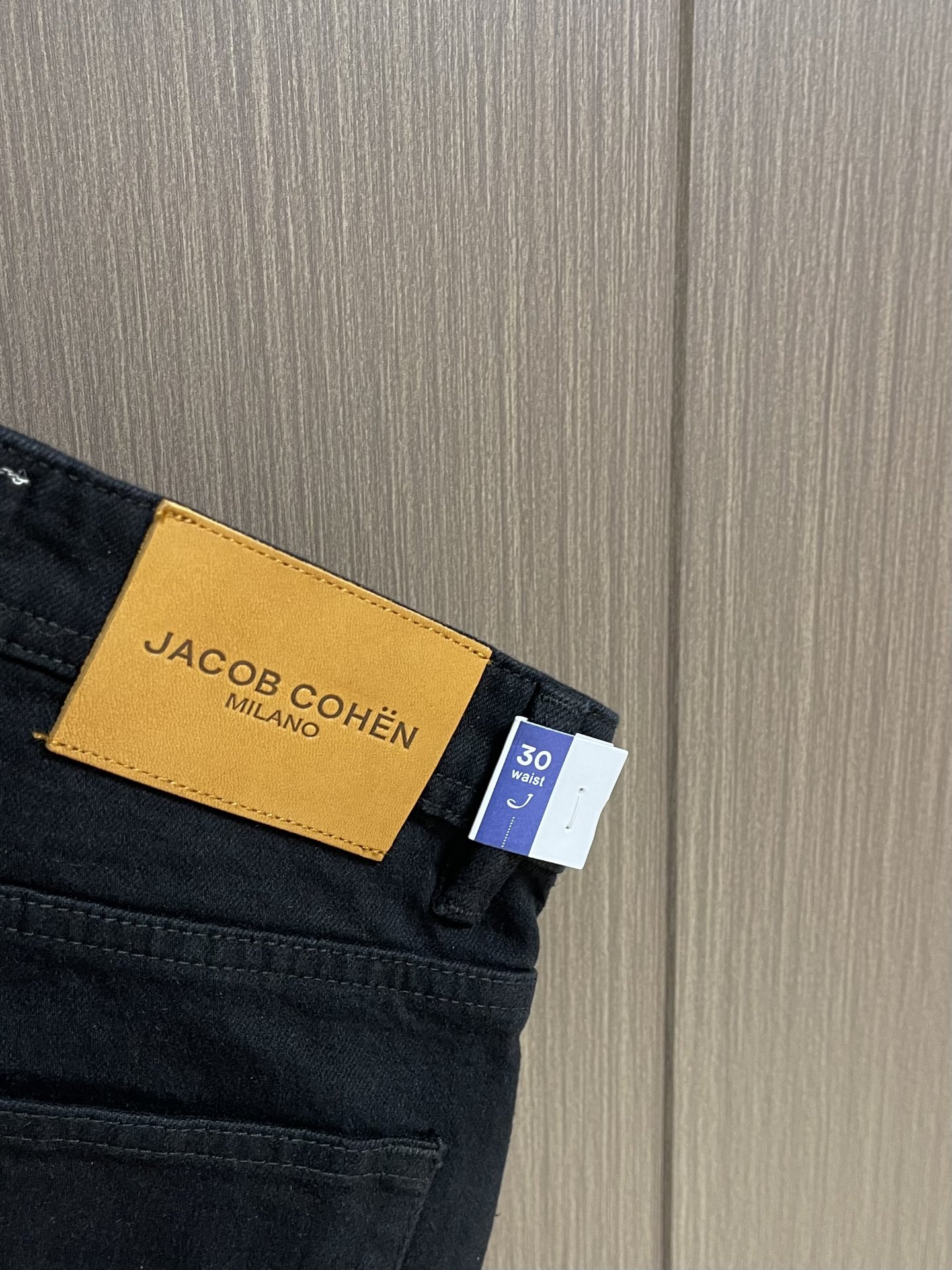 
JACOB COHEN 男士时尚直筒牛仔长裤！此款牛仔裤甄选客供进口水洗牛仔棉布制成，柔韧又坚实的面料