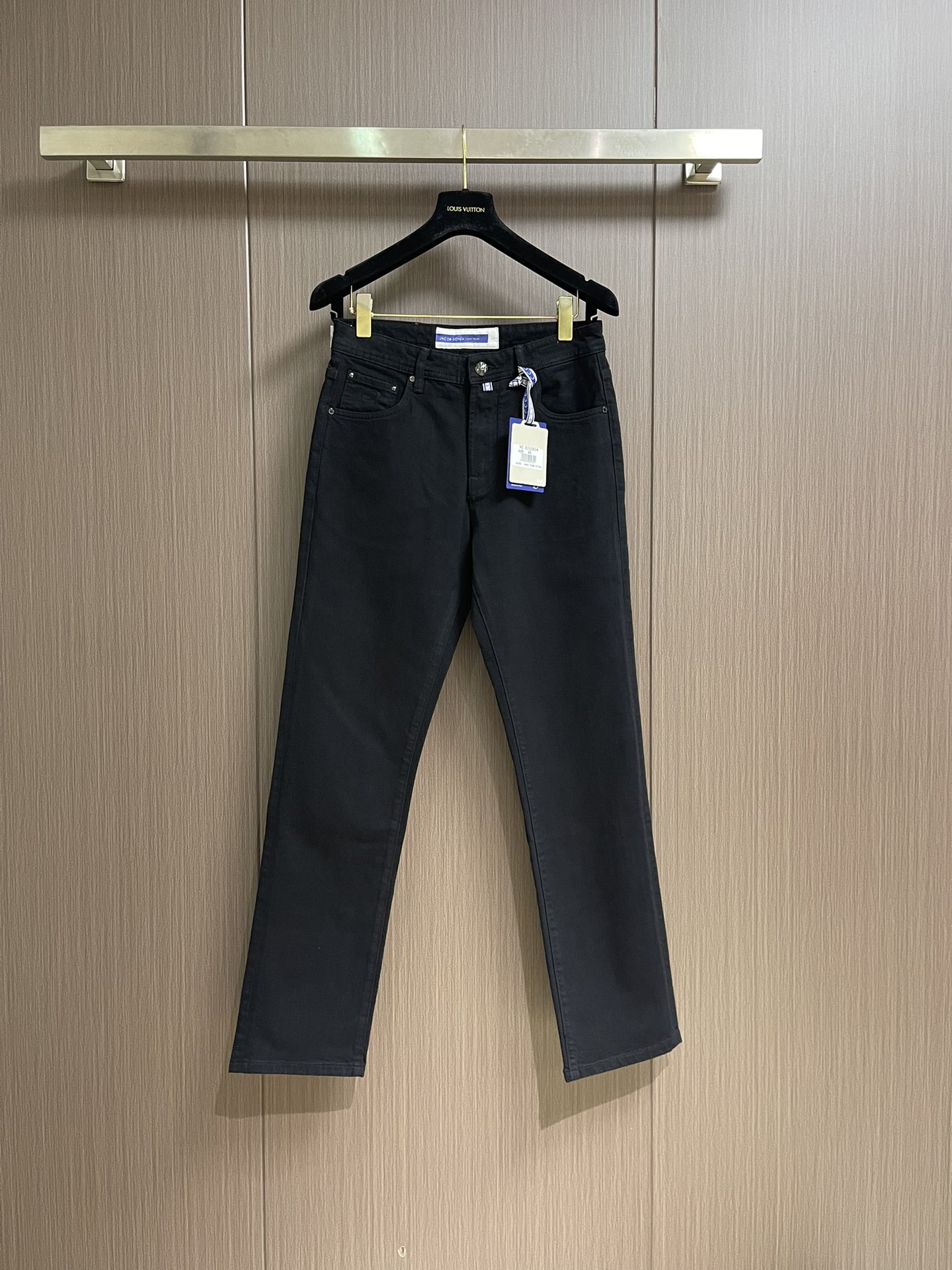 NO:514198,JACOB COHEN Men's Fashion Straight Jeans Trousers!  This jeans are made of imported washing denim cotton. The flexible and solid fabric is natural and crisp and tough. It has a soft and elastic feel. It is made of high-quality denim cotton. The texture of the surface is clear and delicate, and it is comfortable and breathable. Size 30-38 No 35 37,,jeans,alexander wang19860909JACOB COHEN 男士时尚直筒牛仔长裤！此款牛仔裤甄选客供进口水洗牛仔棉布制成,柔韧又坚实的面料天然的挺括和硬朗既视感,手感柔软富有弹力,采用优质牛仔棉精制,表面斜纹棉肌理感清晰细腻,着身舒适透气.尺码30-38 无35 37,,jeans,alexander wang,Men's clothing